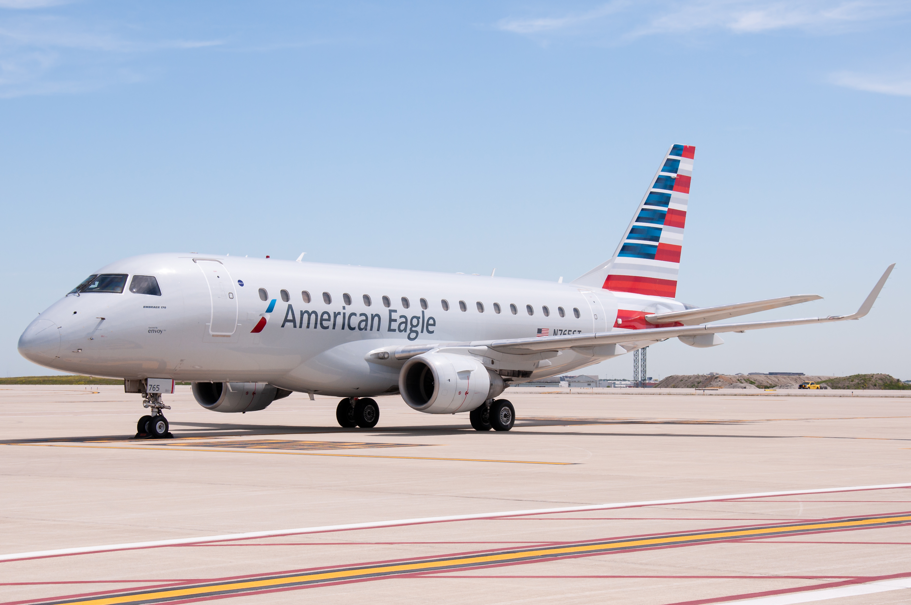 Full size: American Eagle Embraer E175 N765ST at Chicago O'Hare International Airport