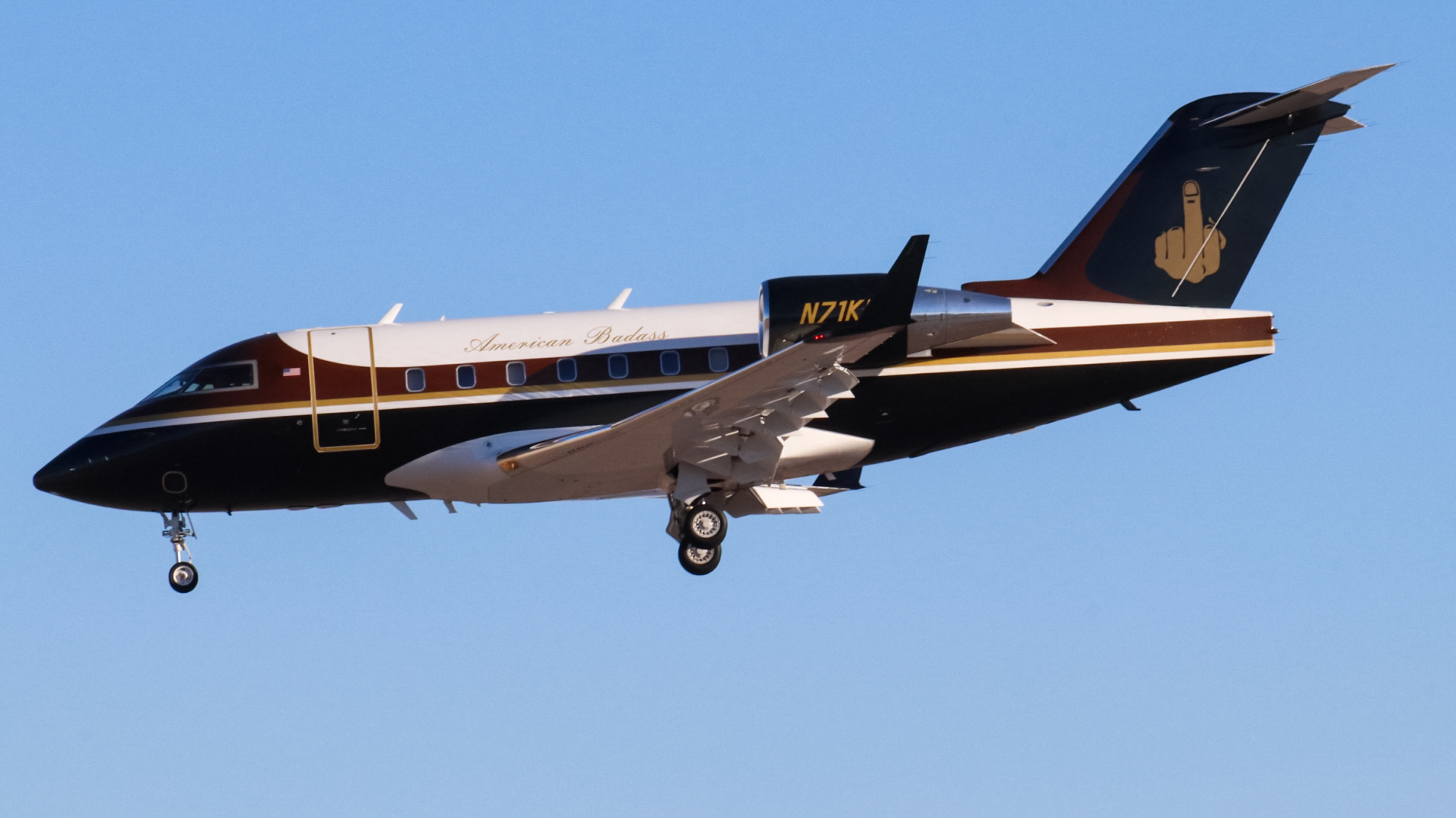 Full size: PRIVATE Bombardier Challenger 601 N71KR  at Harry Reid International Airport