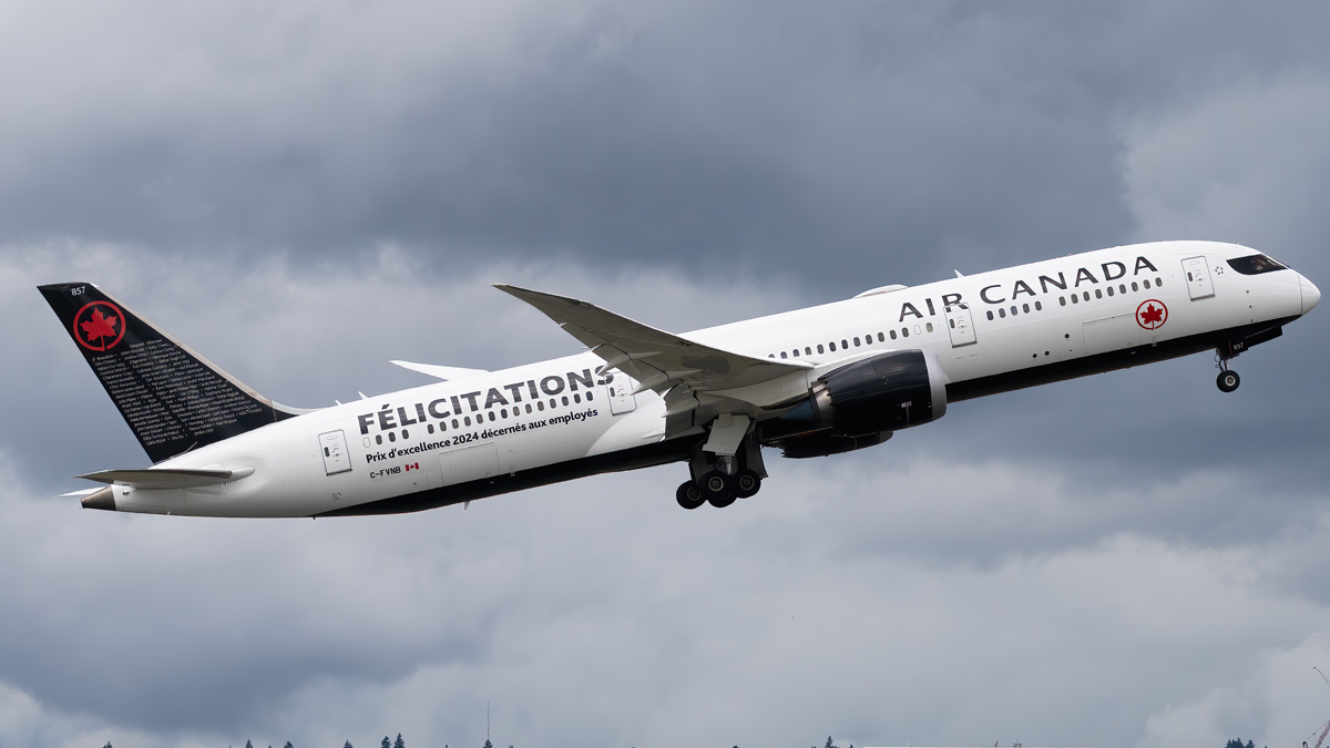 Full size: Air Canada Boeing 787-9 C-FVNB at Vancouver International Airport