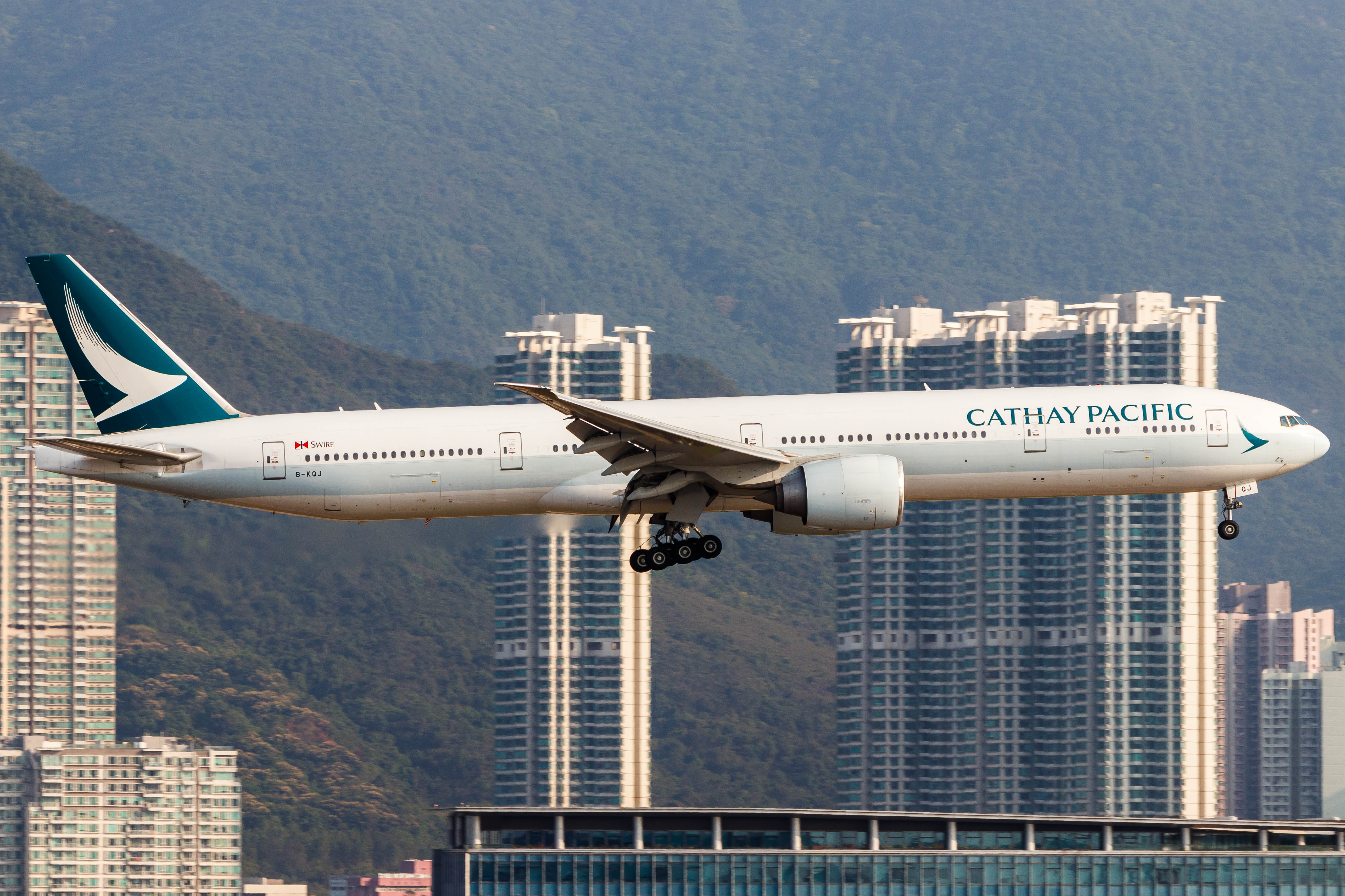 Full size: Cathay Pacific Boeing 777-300ER B-KQJ at Hong Kong International Airport