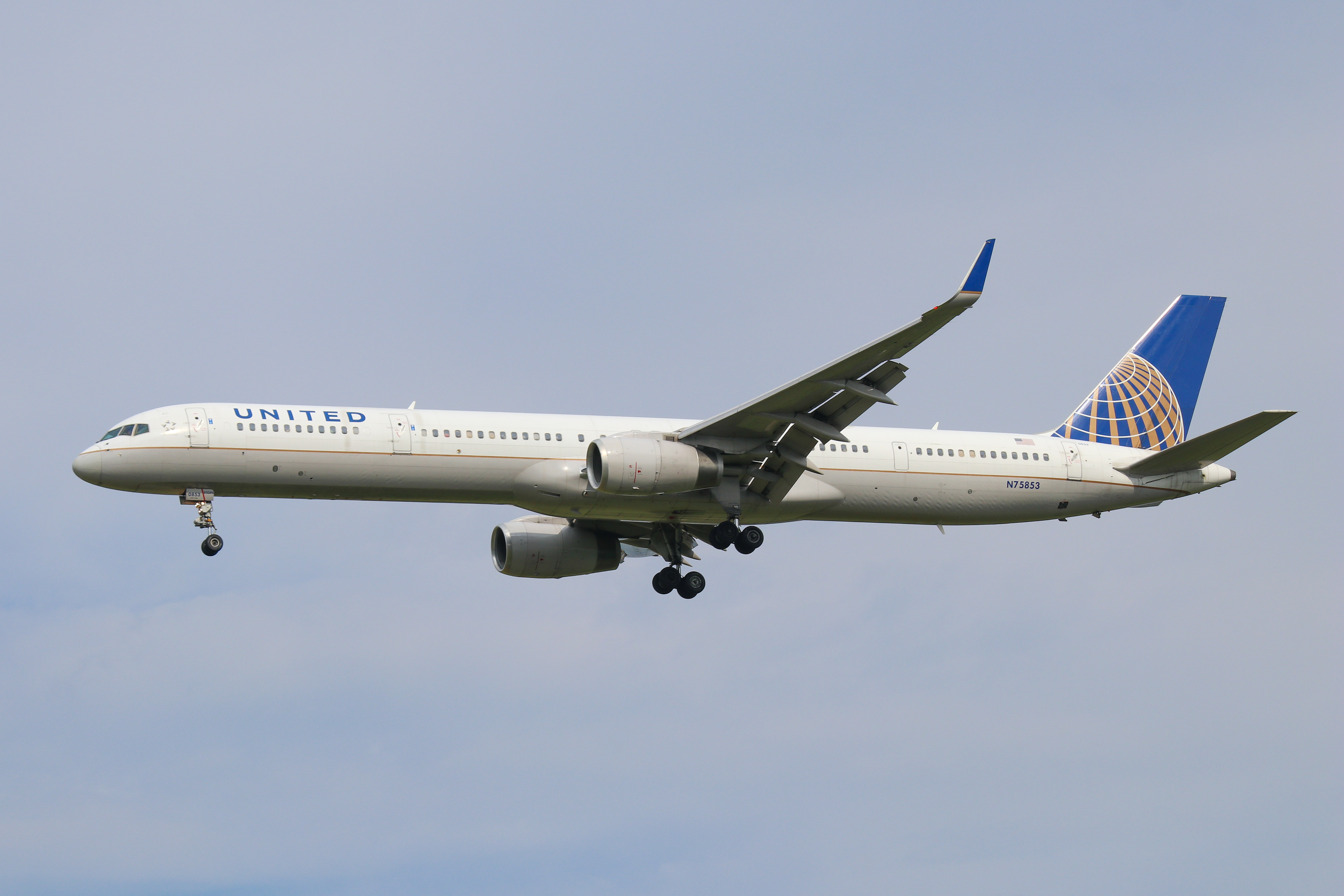 Full size: United Airlines Boeing 757-300 N75853 at Washington Dulles International Airport