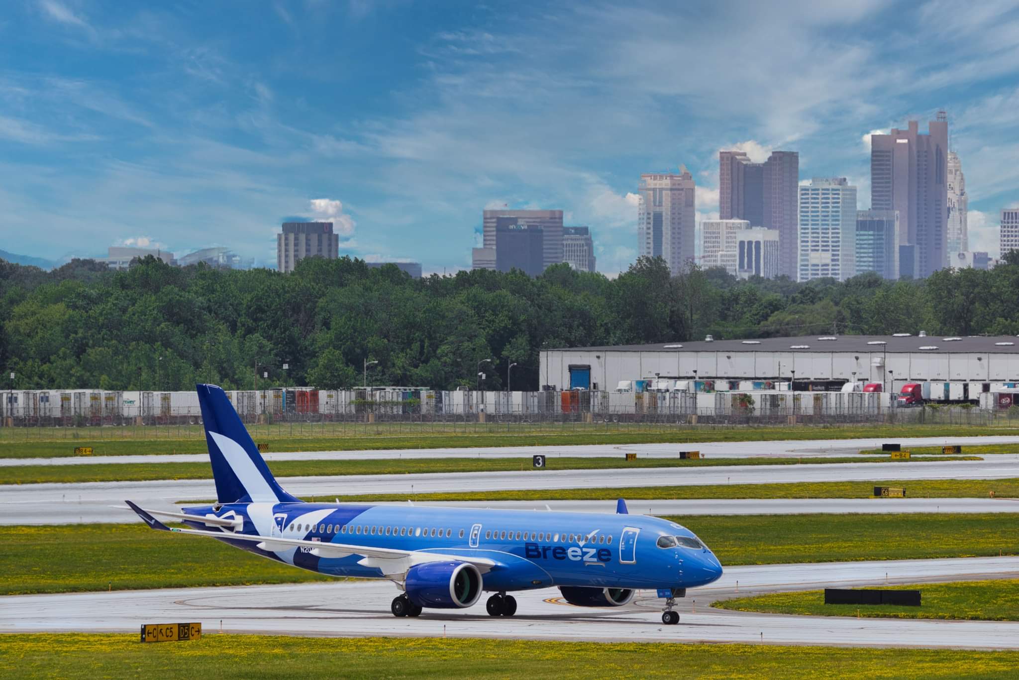 Full size: Breeze Airways Airbus A220-300 N206BZ at John Glenn Columbus International Airport