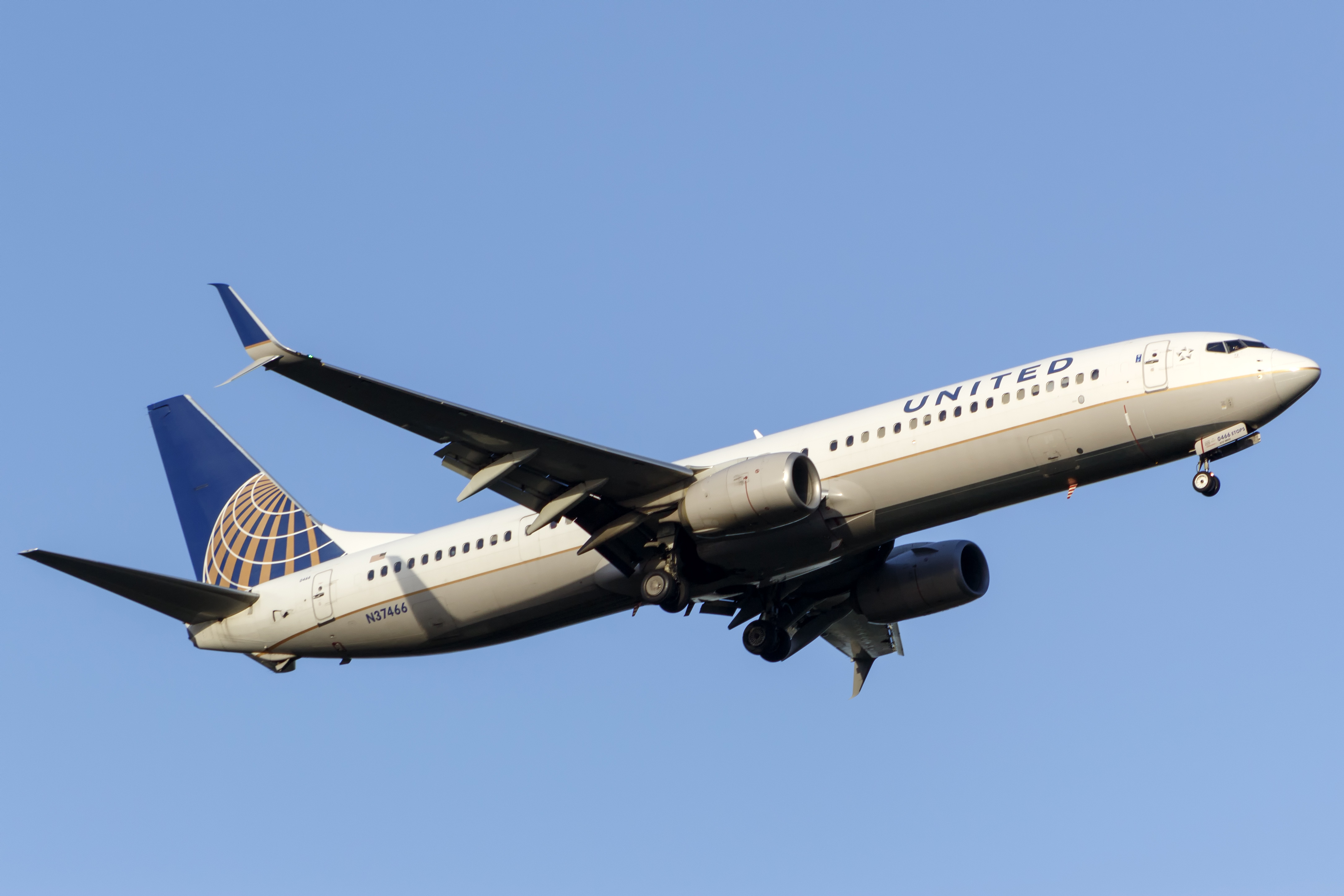 Full size: United Airlines Boeing 737-900ER N37466 at Orlando International Airport