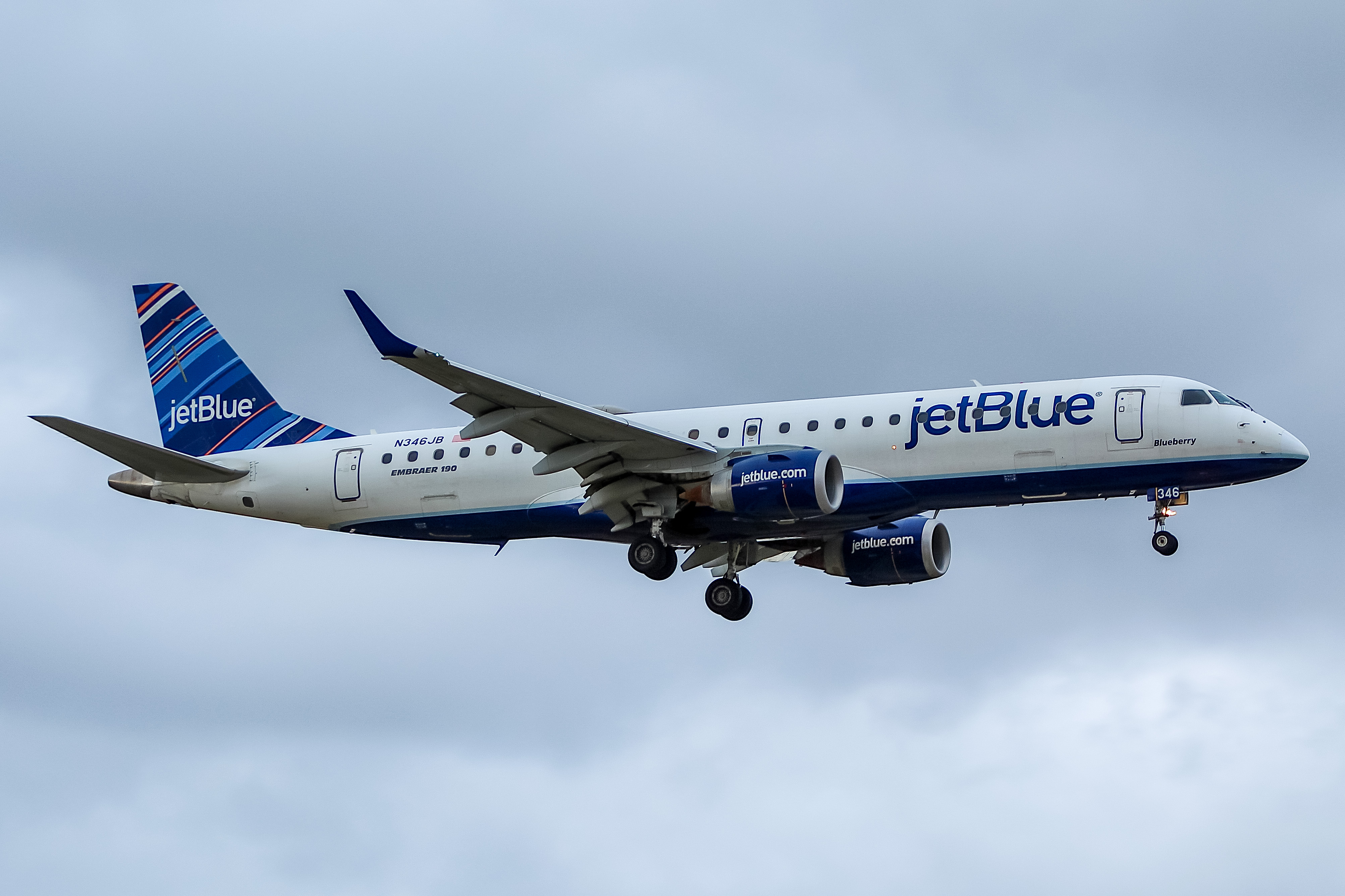 Full size: JetBlue Airways Embraer E190 N346JB at General Mitchell International Airport