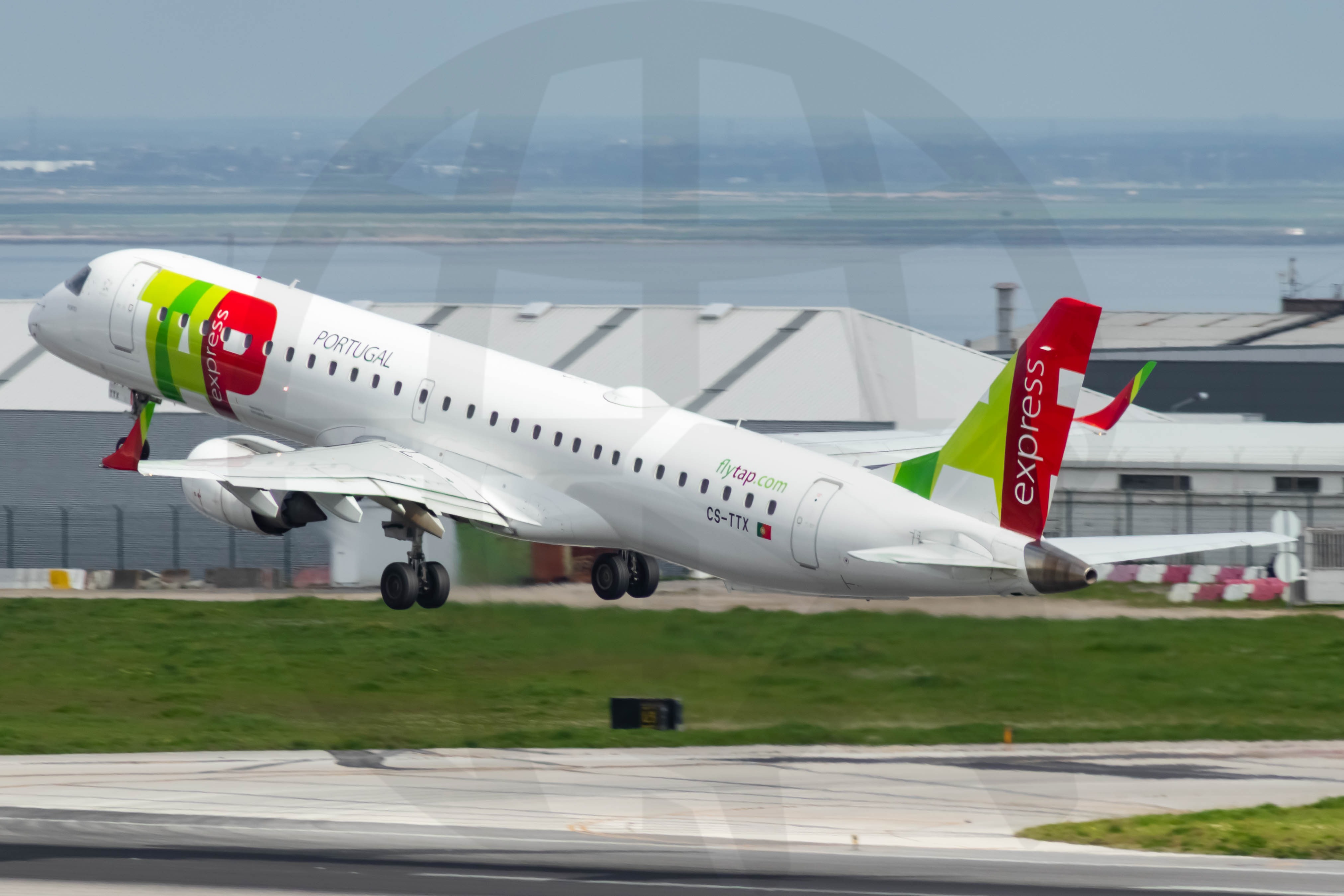 Full size: TAP Express Embraer E195 CS-TTX at Lisbon Humberto Delgado Airport
