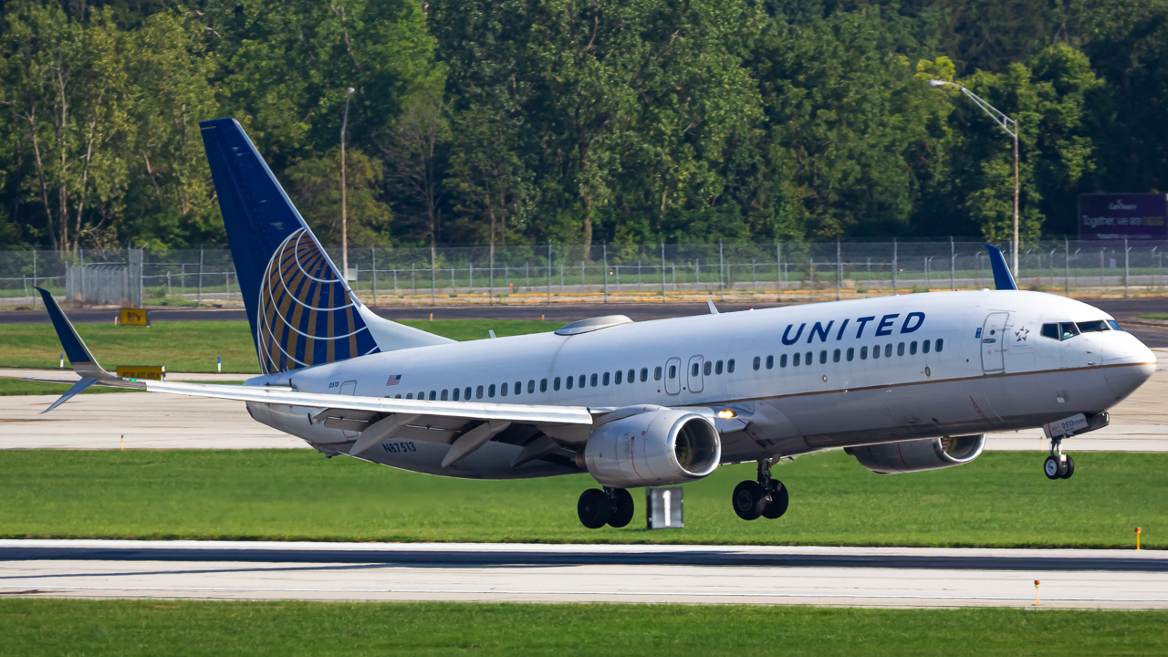 Full size: United Airlines Boeing 737-800 N87513 at John Glenn Columbus International Airport