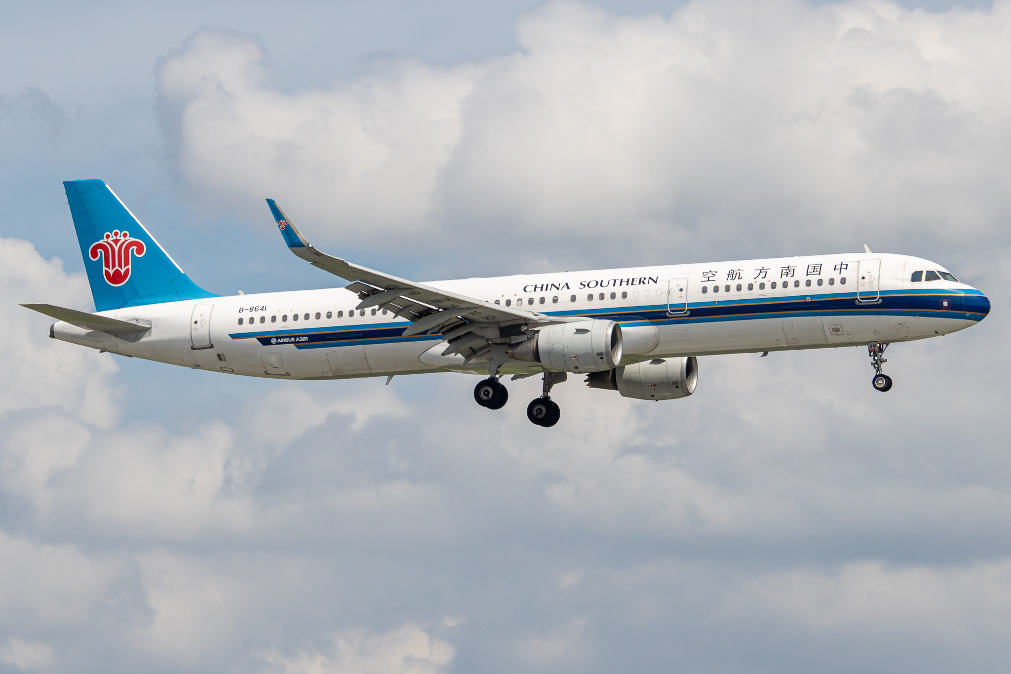 Full size: China Southern Airlines Airbus A321-200 B-8641 at Tan Son Nhat International Airport