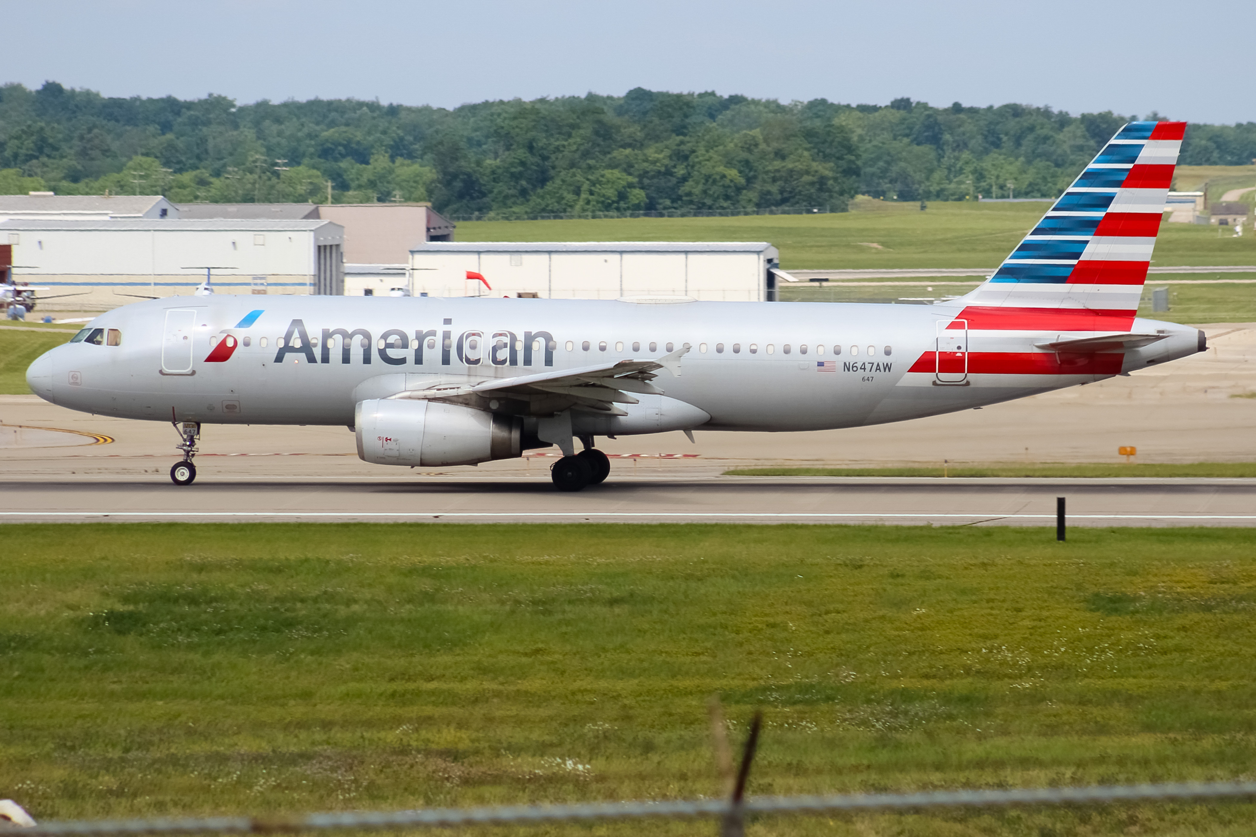 Full size: American Airlines Airbus A320 N647AW at Cincinnati/Northern Kentucky International Airport