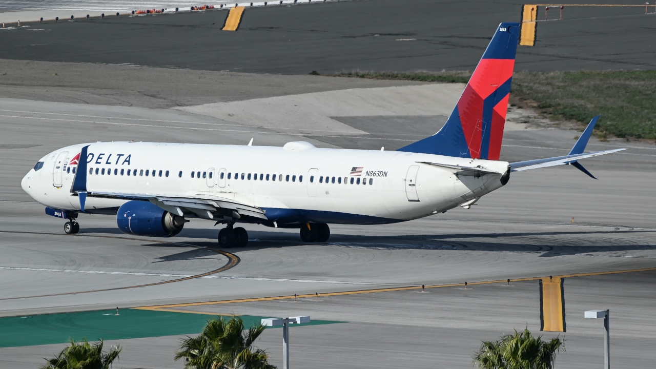 Full size: Delta Airlines Boeing 737-900ER N863DN at Los Angeles International Airport