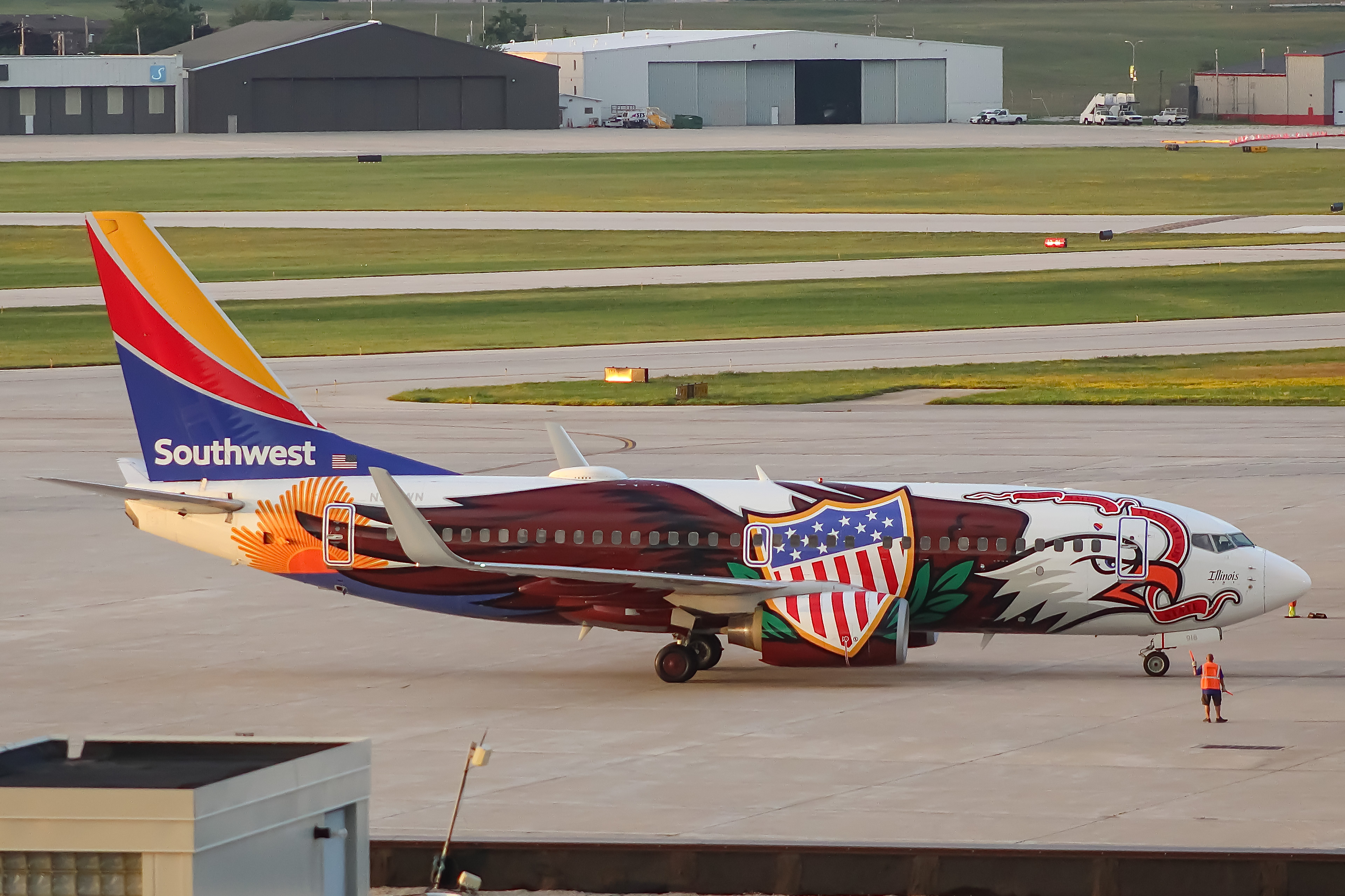 Full size: Southwest Airlines Boeing 737-700 N918WN at General Mitchell International Airport