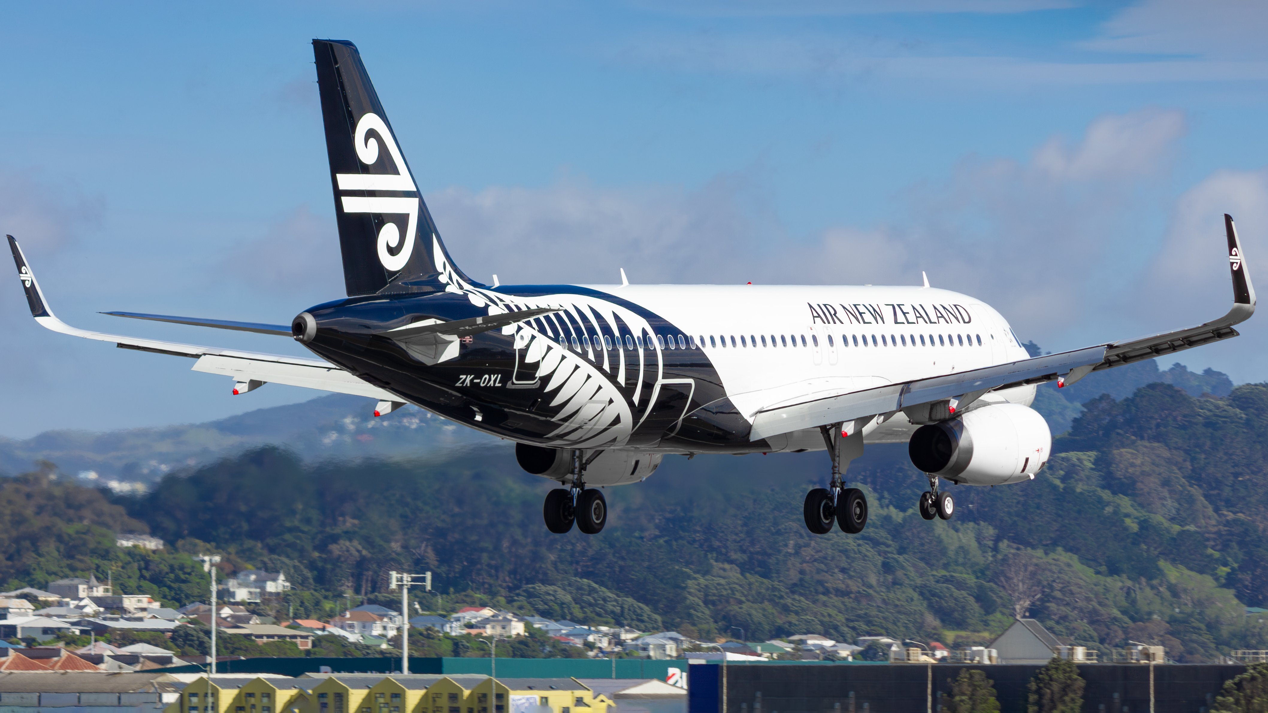 Full size: Air New Zealand Airbus A320 ZK-OXL at Wellington International Airport