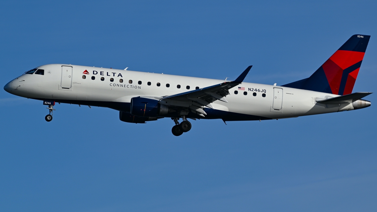 Full size: Delta Connection Embraer E170 N246JQ at Ronald Reagan National Airport