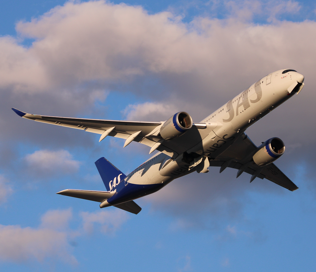 Full size: Scandinavian Airlines Airbus A350-900 SE-RSB at Newark Liberty International Airport