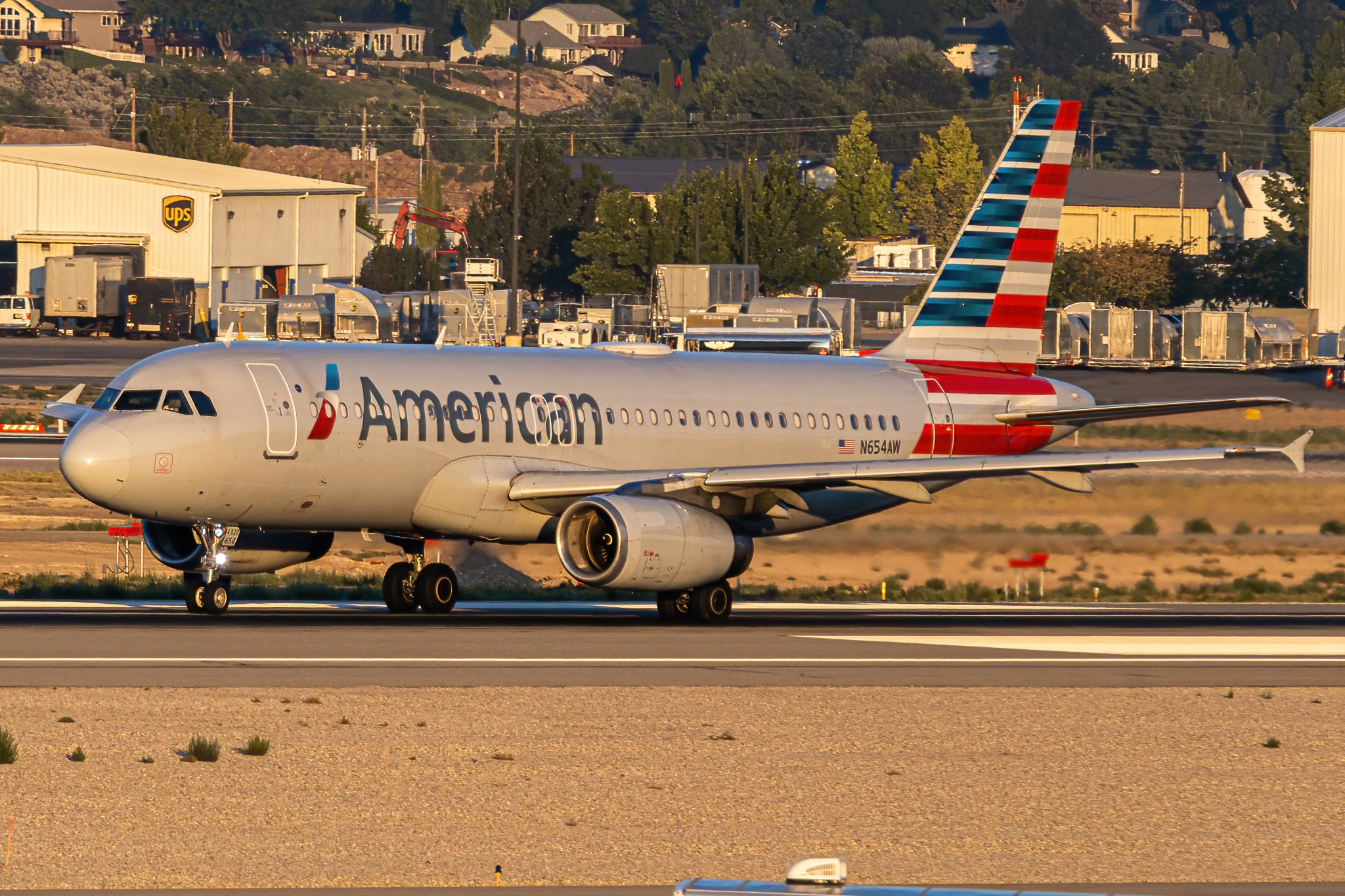 Full size: American Airlines Airbus A320 N654AW at Boise Air Terminal/Gowen Field