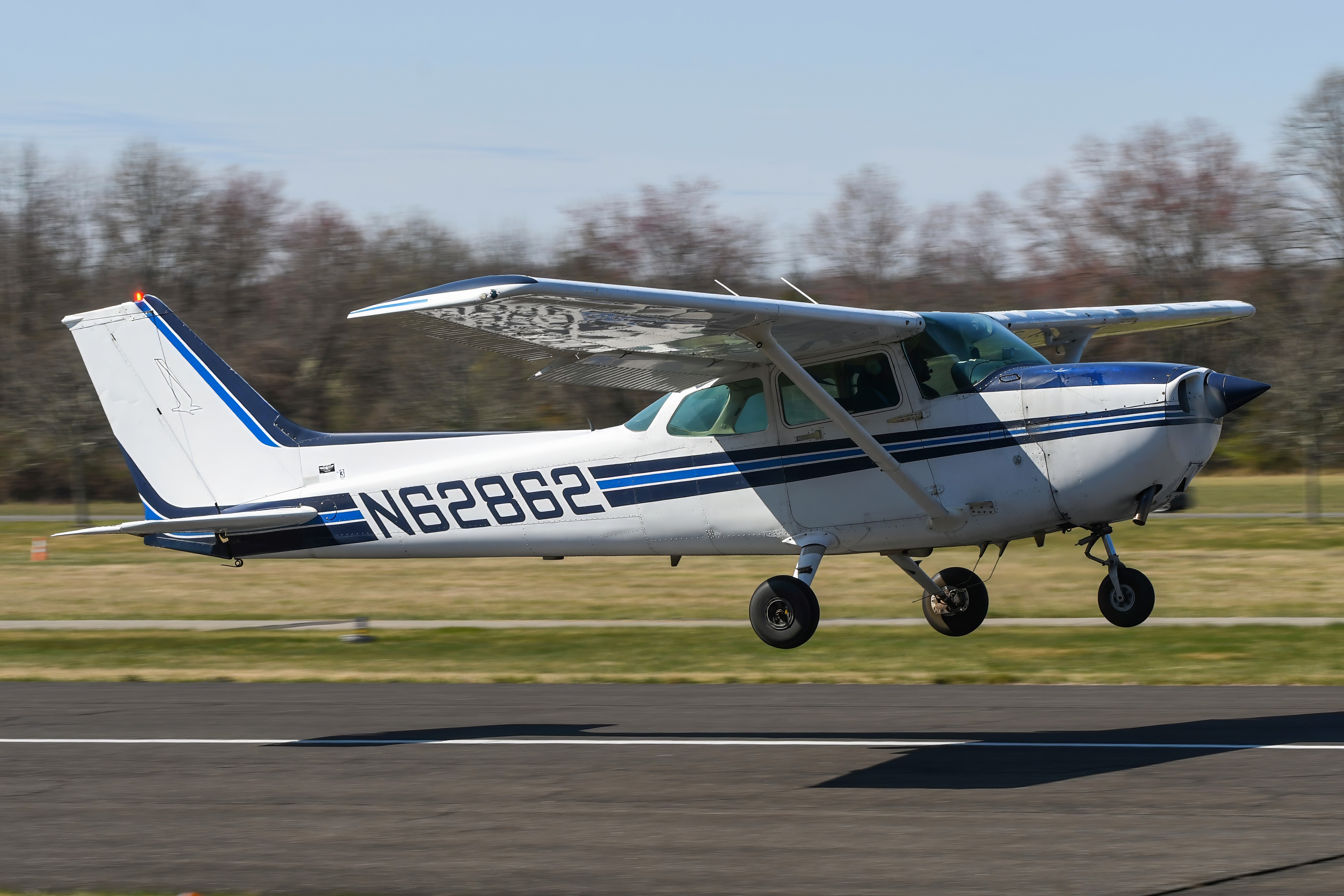 Full size: PRIVATE Cessna 172 N62862 at Flying W Airport