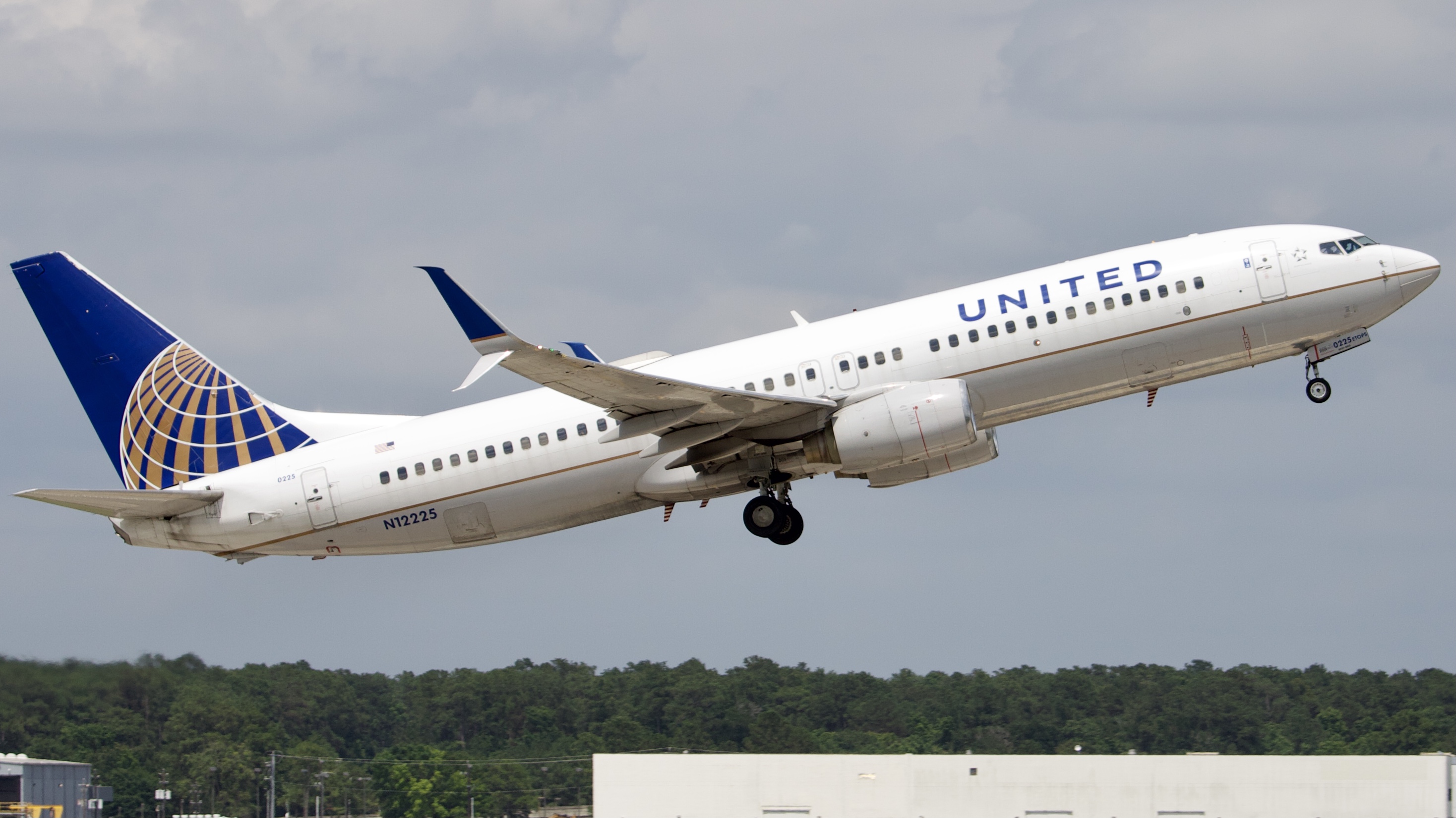 Full size: United Airlines Boeing 737-800 N12225 at Houston-George Bush Intercontinental Airport