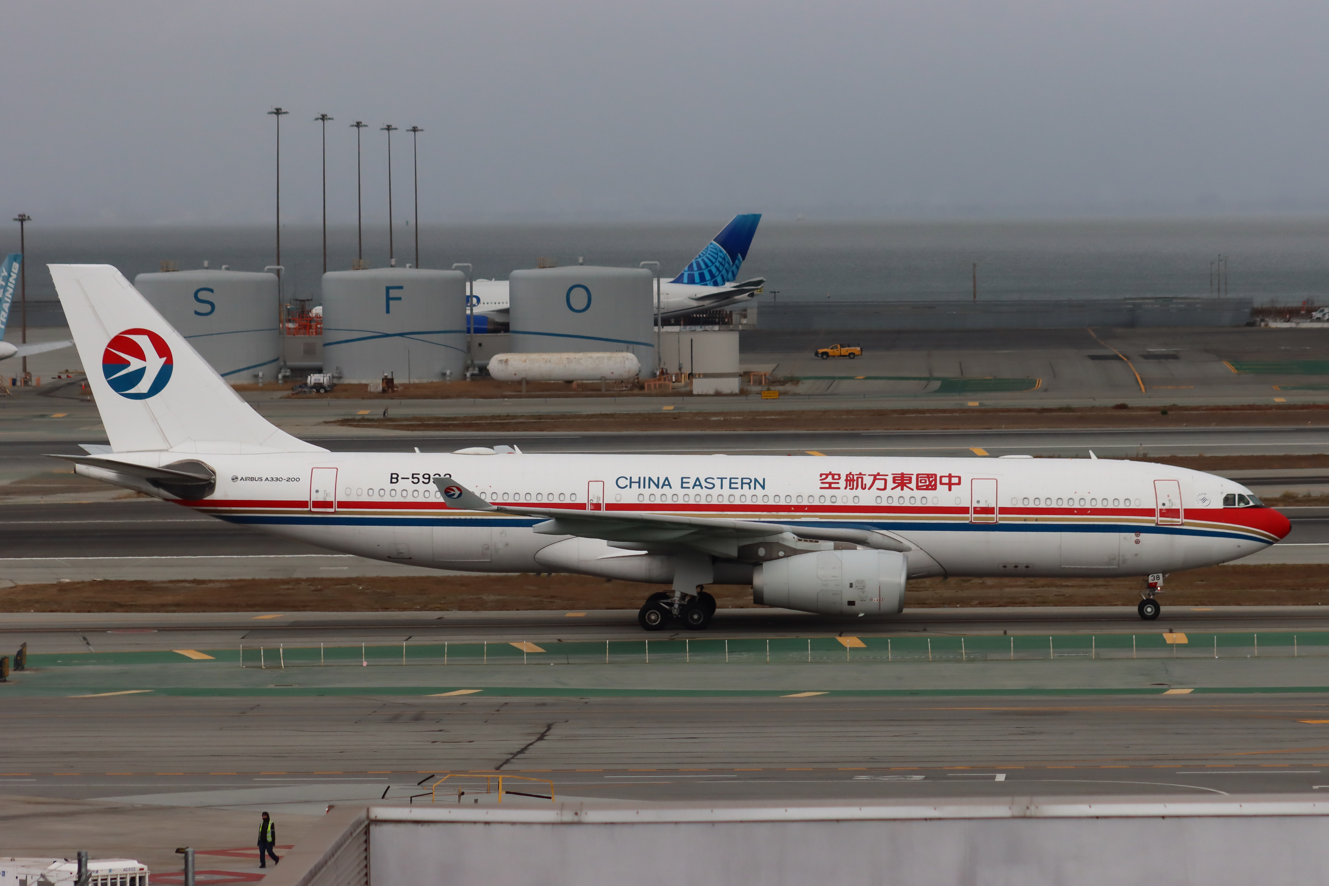 Full size: China Eastern Airlines Airbus A330-300 B-5938 at San Francisco International Airport