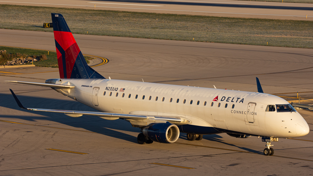 Full size: Delta Connection Embraer E175 N233JQ at John Glenn Columbus International Airport