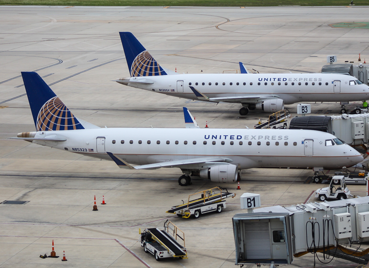Full size: United Express Embraer E175 N85323 at San Antonio International Airport
