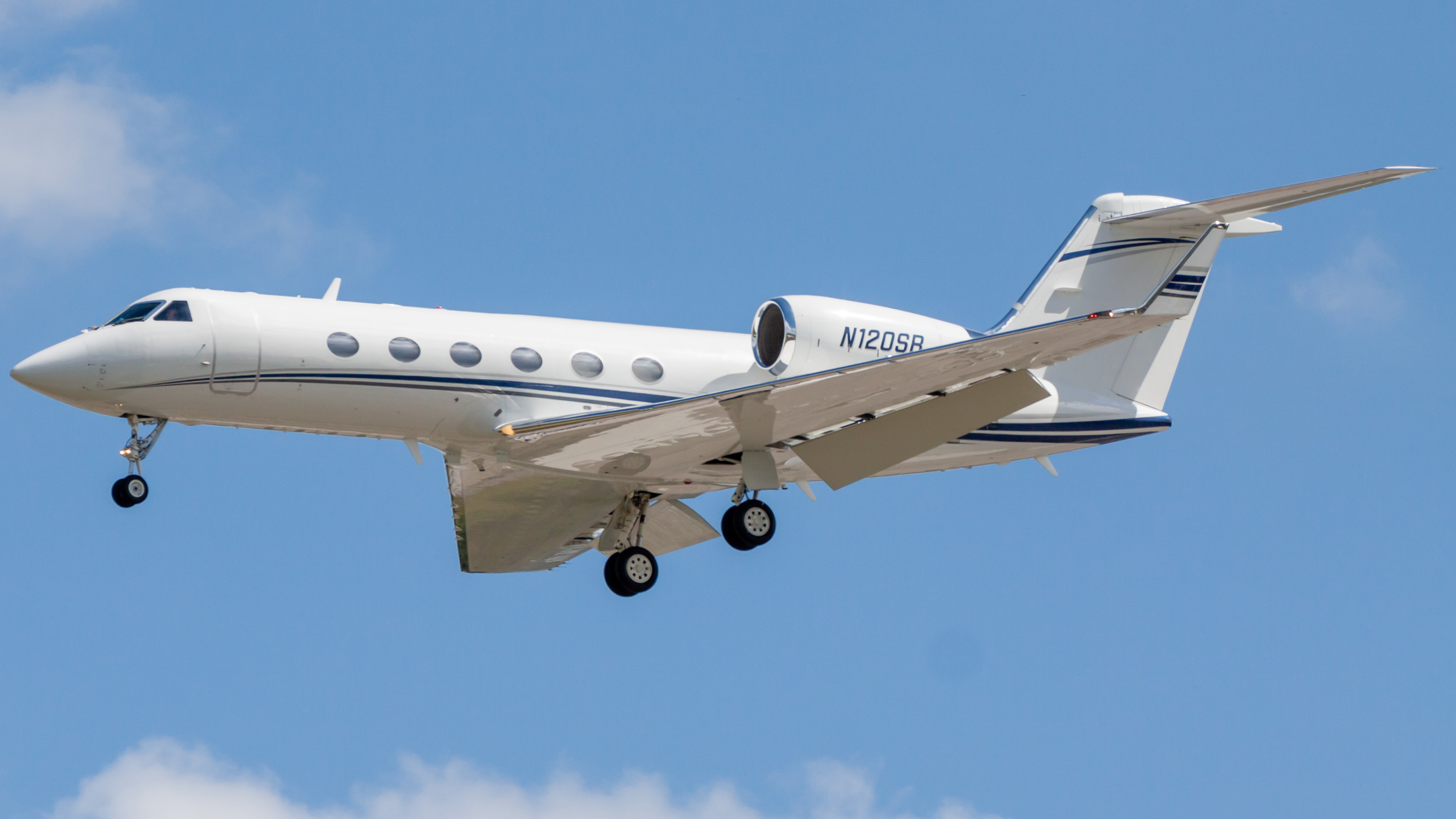 Full size: PRIVATE Gulfstream IV N120SR at Orlando International Airport