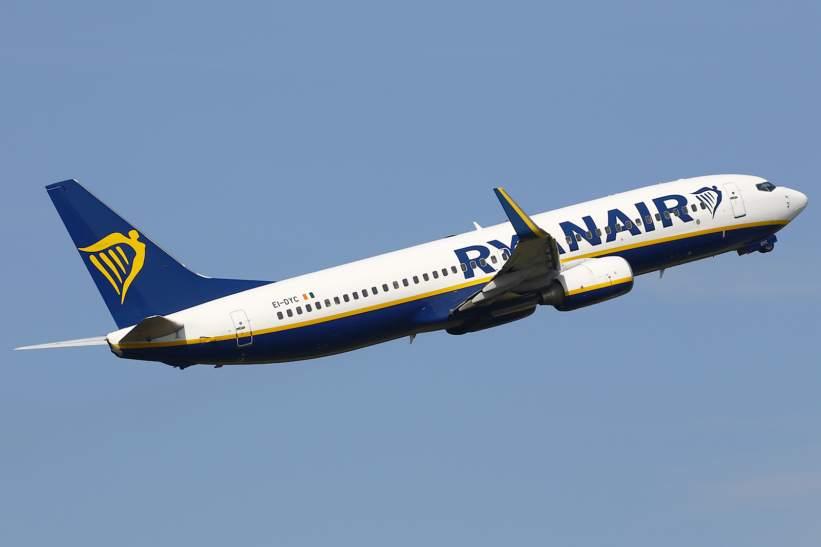 Full size: Ryanair Boeing 737-800 EI-DYC at Eindhoven Airport