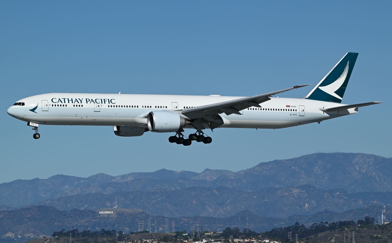 Full size: Cathay Pacific Boeing 777-300 B-KPV at Los Angeles International Airport