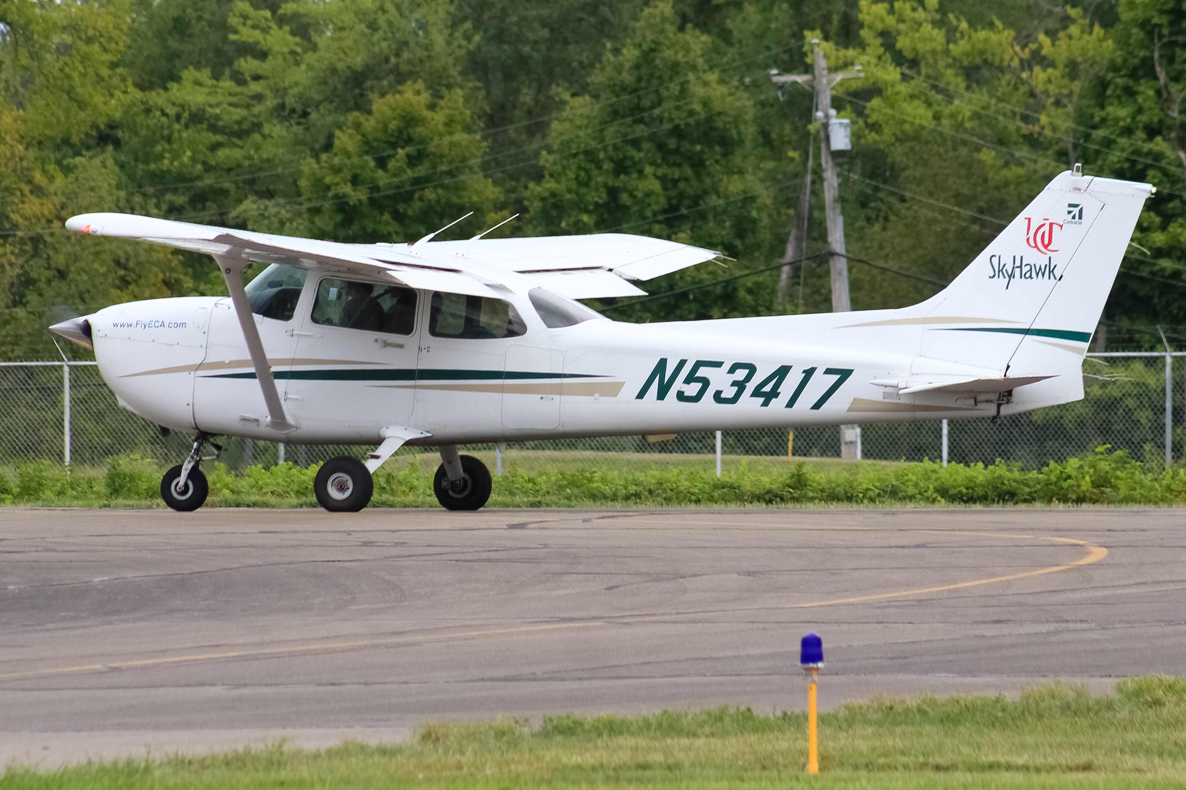 Full size: Eastern Cincinnati Aviation Cessna 172 N53417 at Clermont County Airport