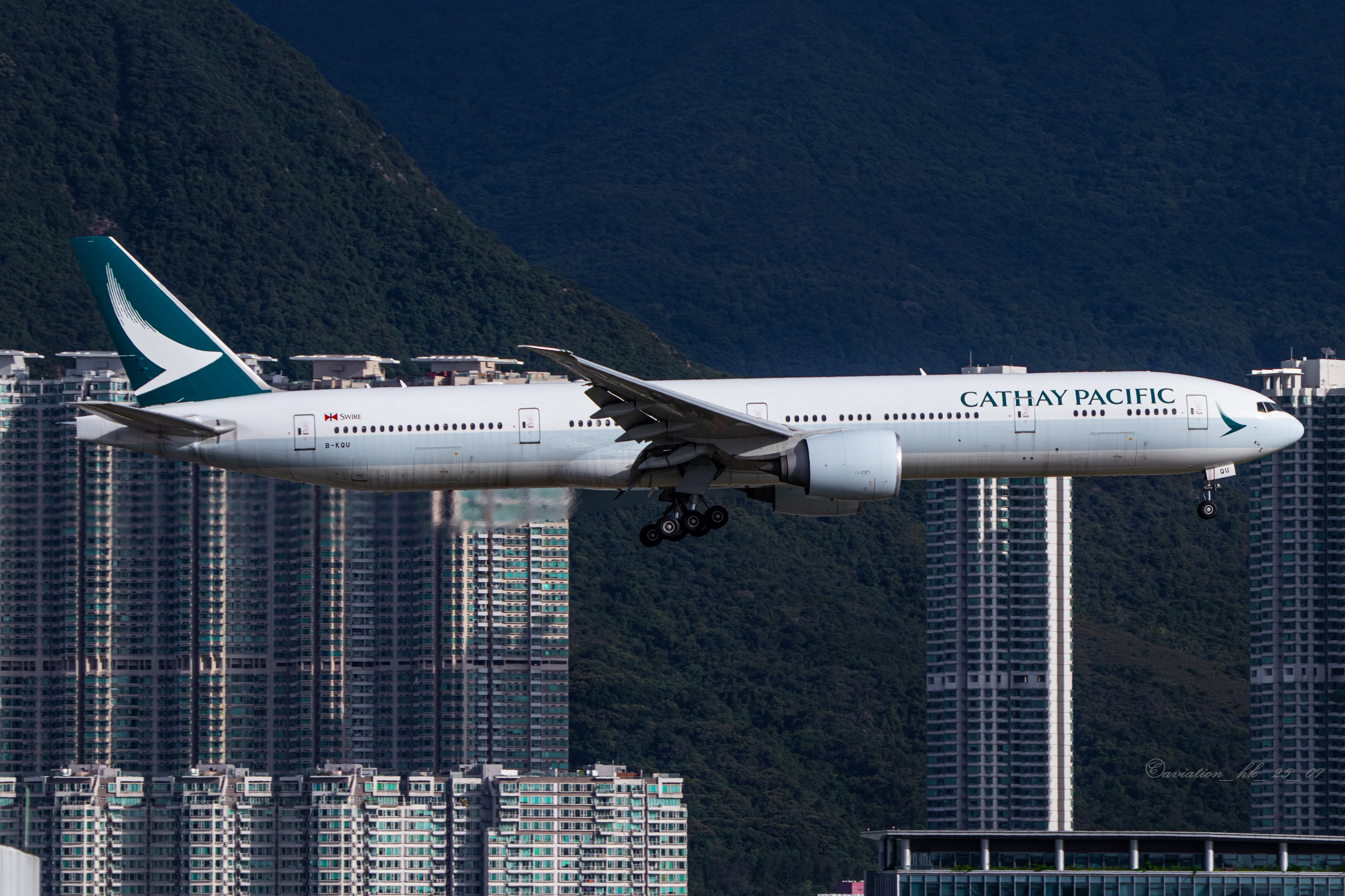 Full size: Cathay Pacific Boeing 777-300ER B-KQU at Hong Kong International Airport