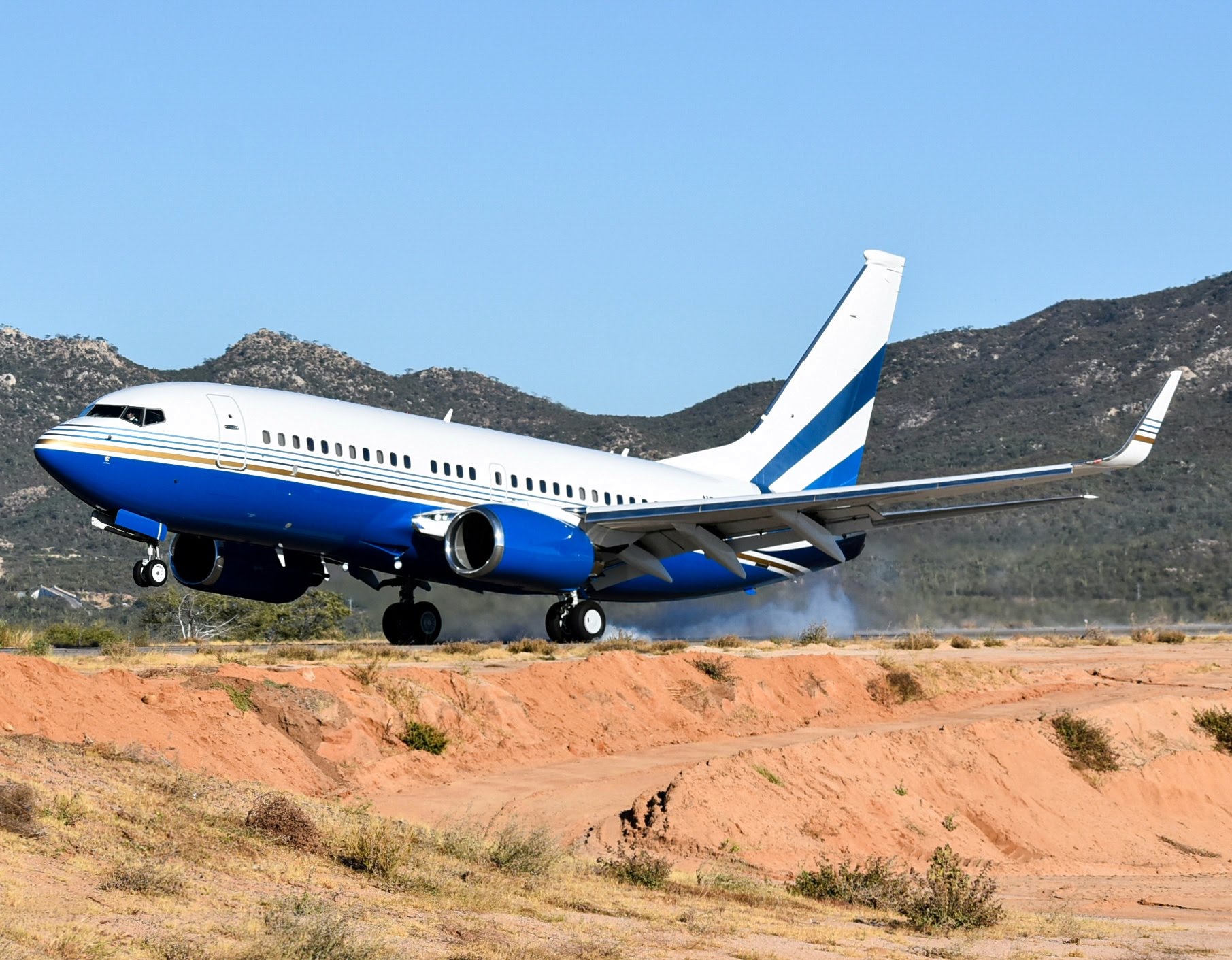 Full size: Las Vegas Sands  Boeing 737-700 N885LS at Aeropuerto de Cabo San Lucas Internacional