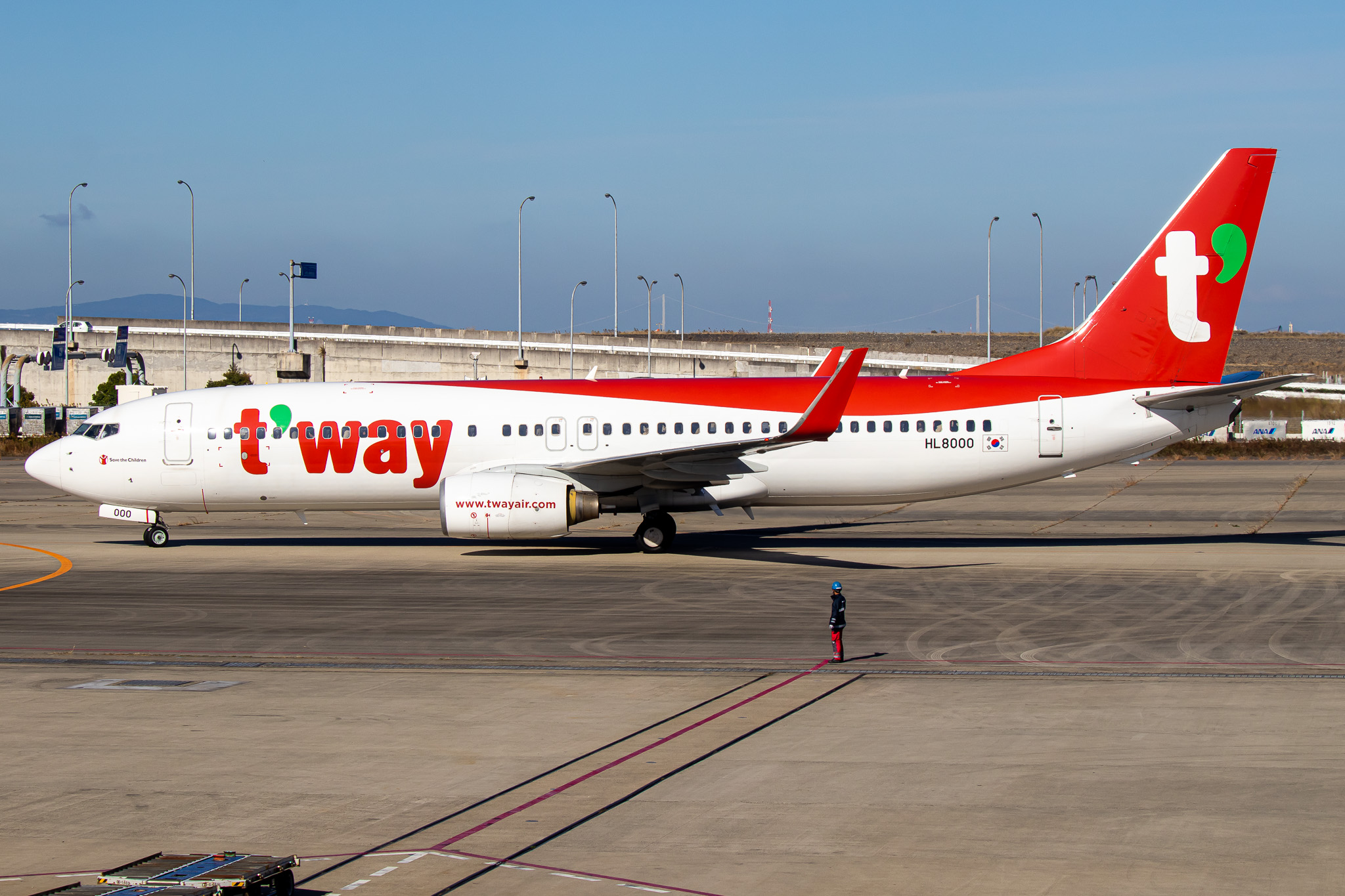 Full size: T\'way Air Boeing 737-800 HL8000 at Osaka Kansai International Airport