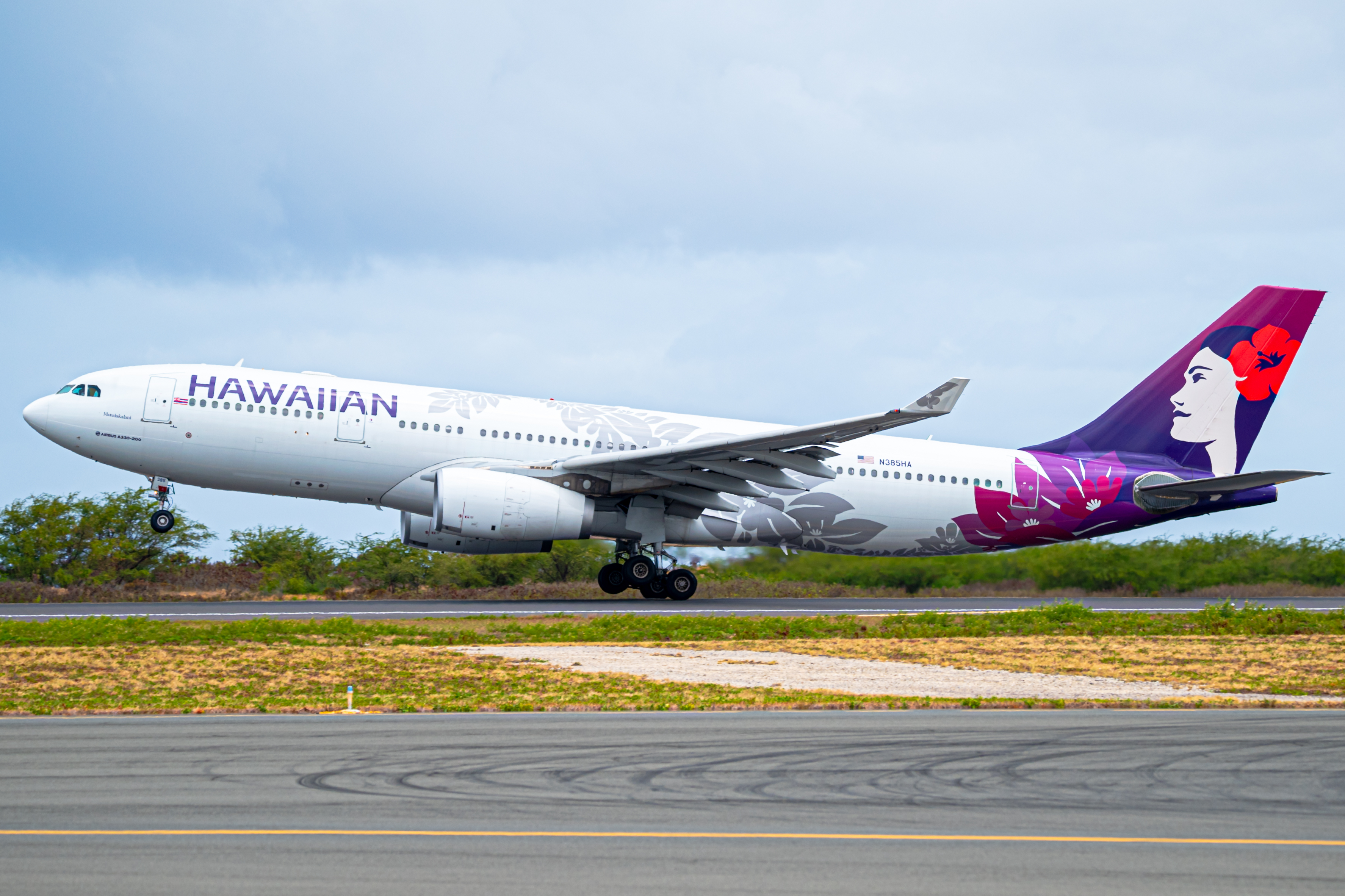 Full size: Hawaiian Airlines Airbus A330-200 N385HA at Daniel K Inouye International Airport