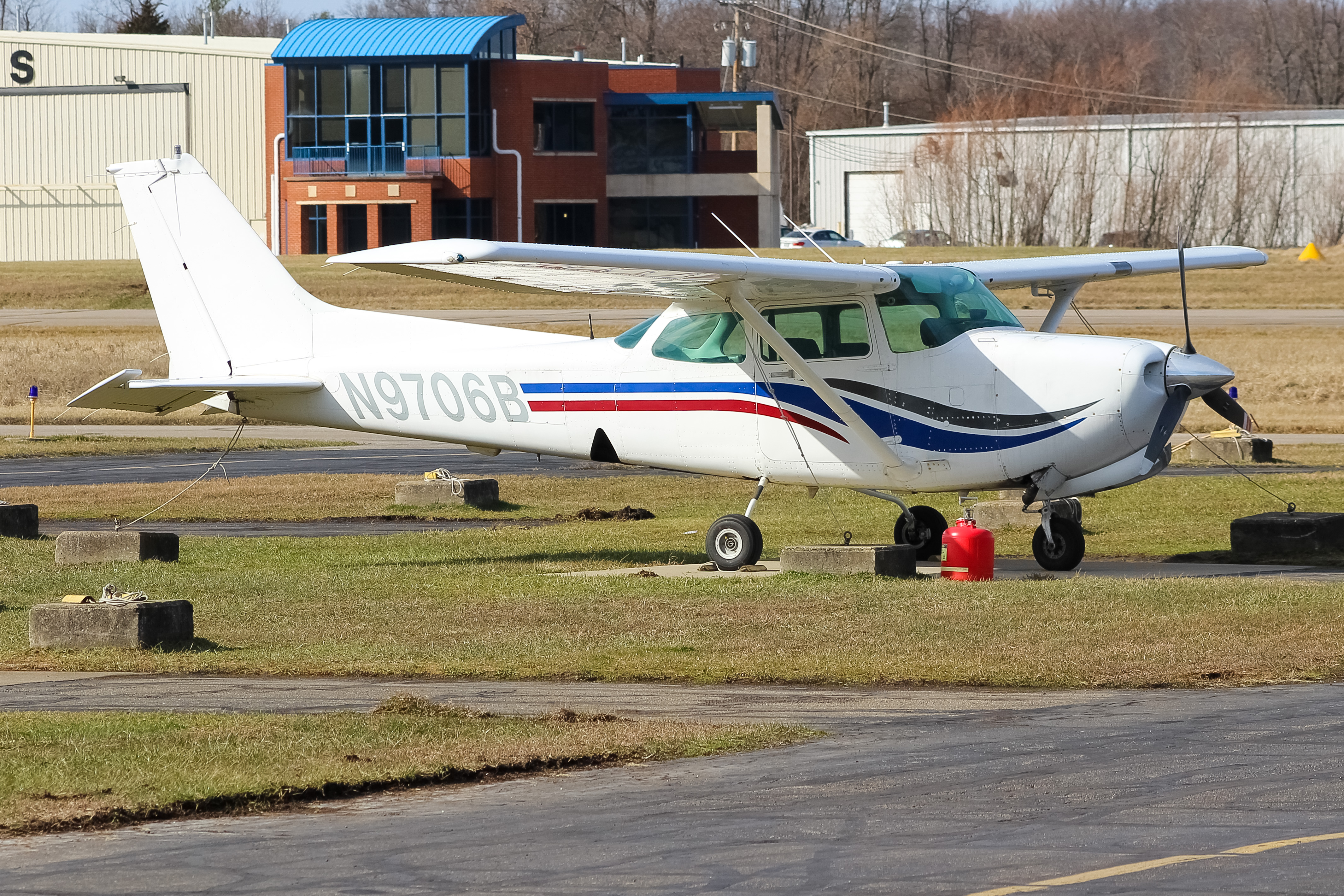 Full size: PRIVATE Cessna 172 N9706B at Clermont County Airport