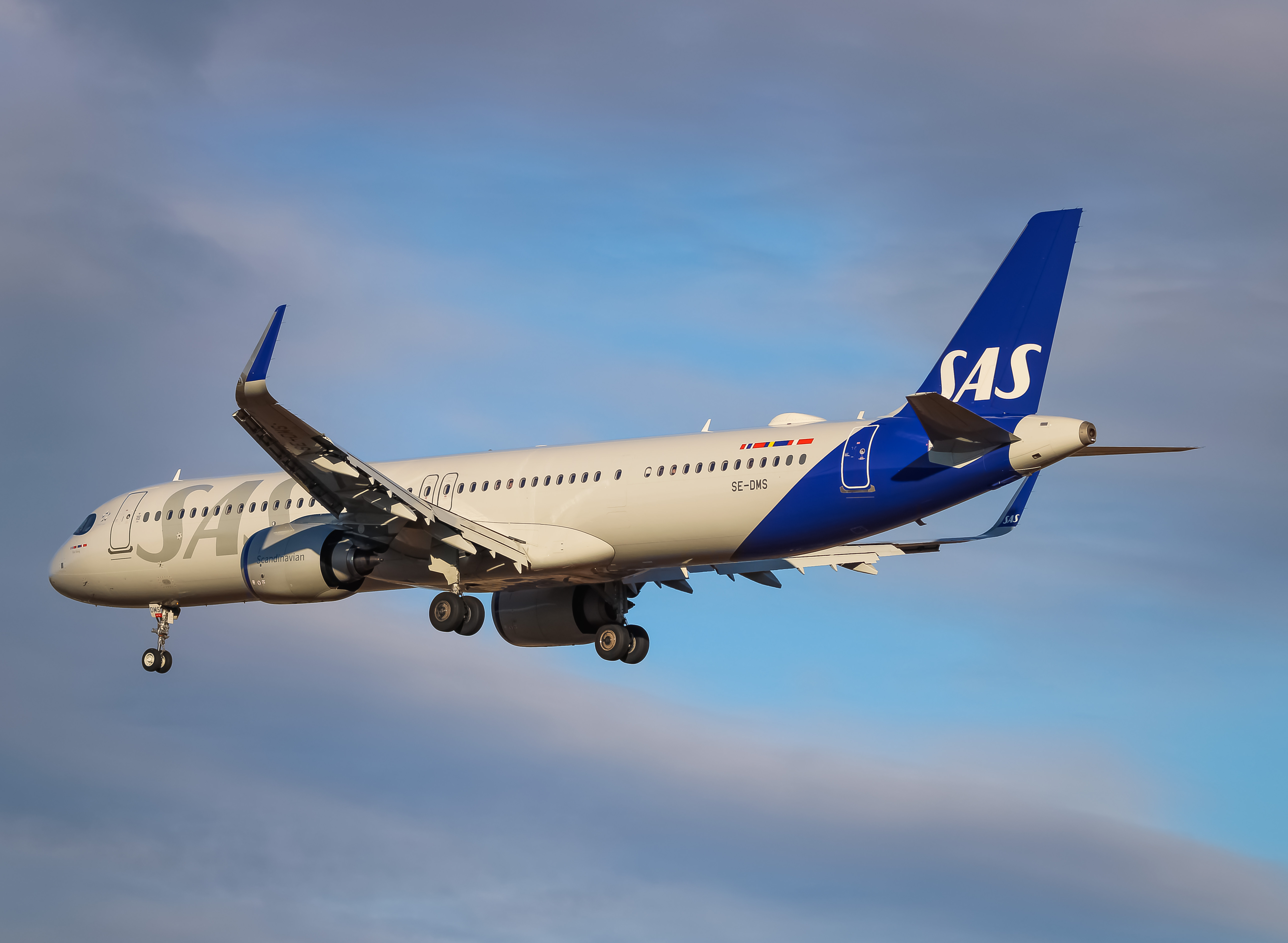 Full size: Scandinavian Airlines Airbus A321NEO SE-DMS at Washington Dulles International Airport