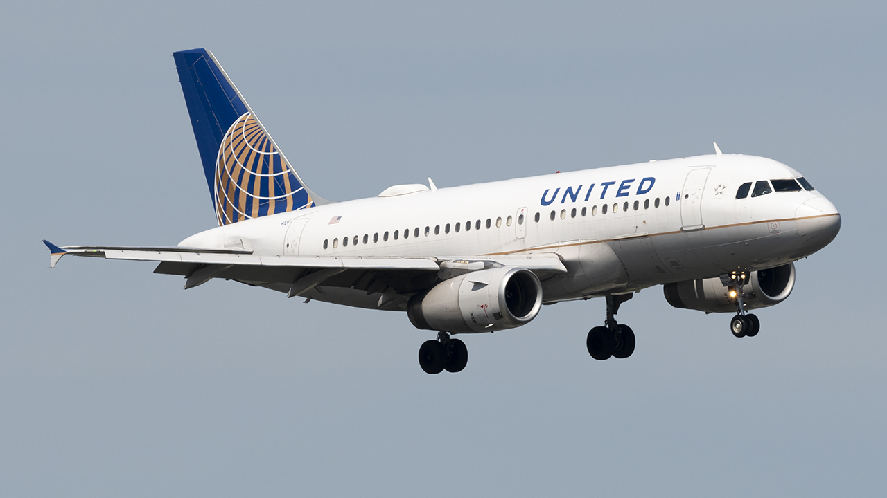 Full size: United Airlines Airbus A319 N824UA at Ronald Reagan National Airport