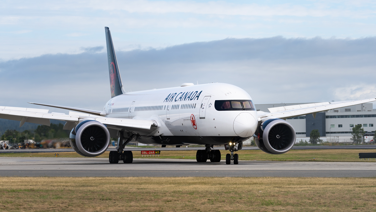 Full size: Air Canada Boeing 787-9 C-FVND at Vancouver International Airport