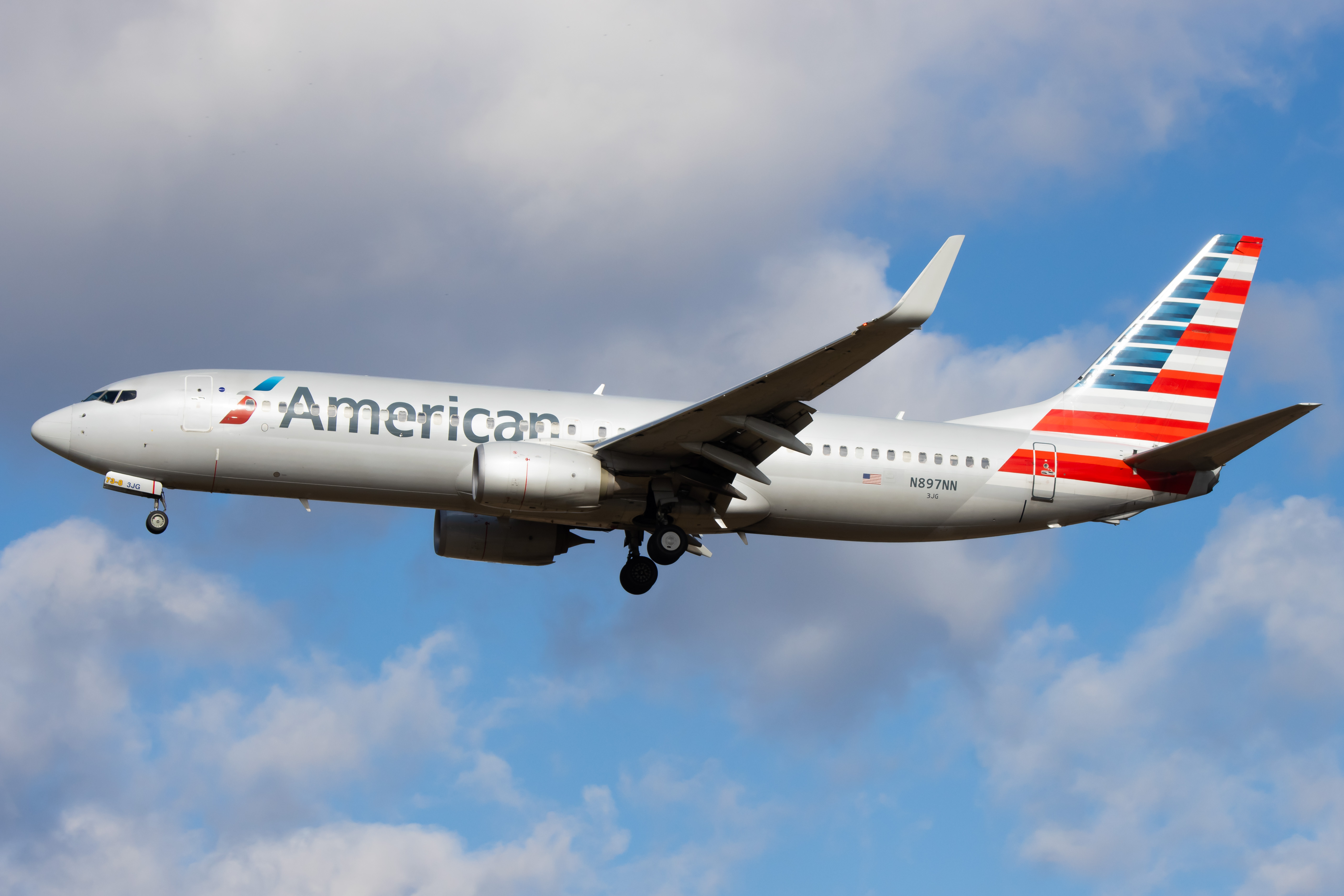 Full size: American Airlines Boeing 737-800 N897NN at Philadelphia International Airport