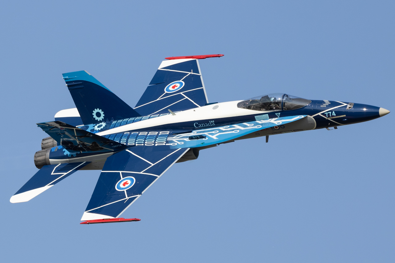 Full size: Royal Canadian Air Force McDonnell Douglas CF-18 Hornet  188774 at Wittman Regional Airport