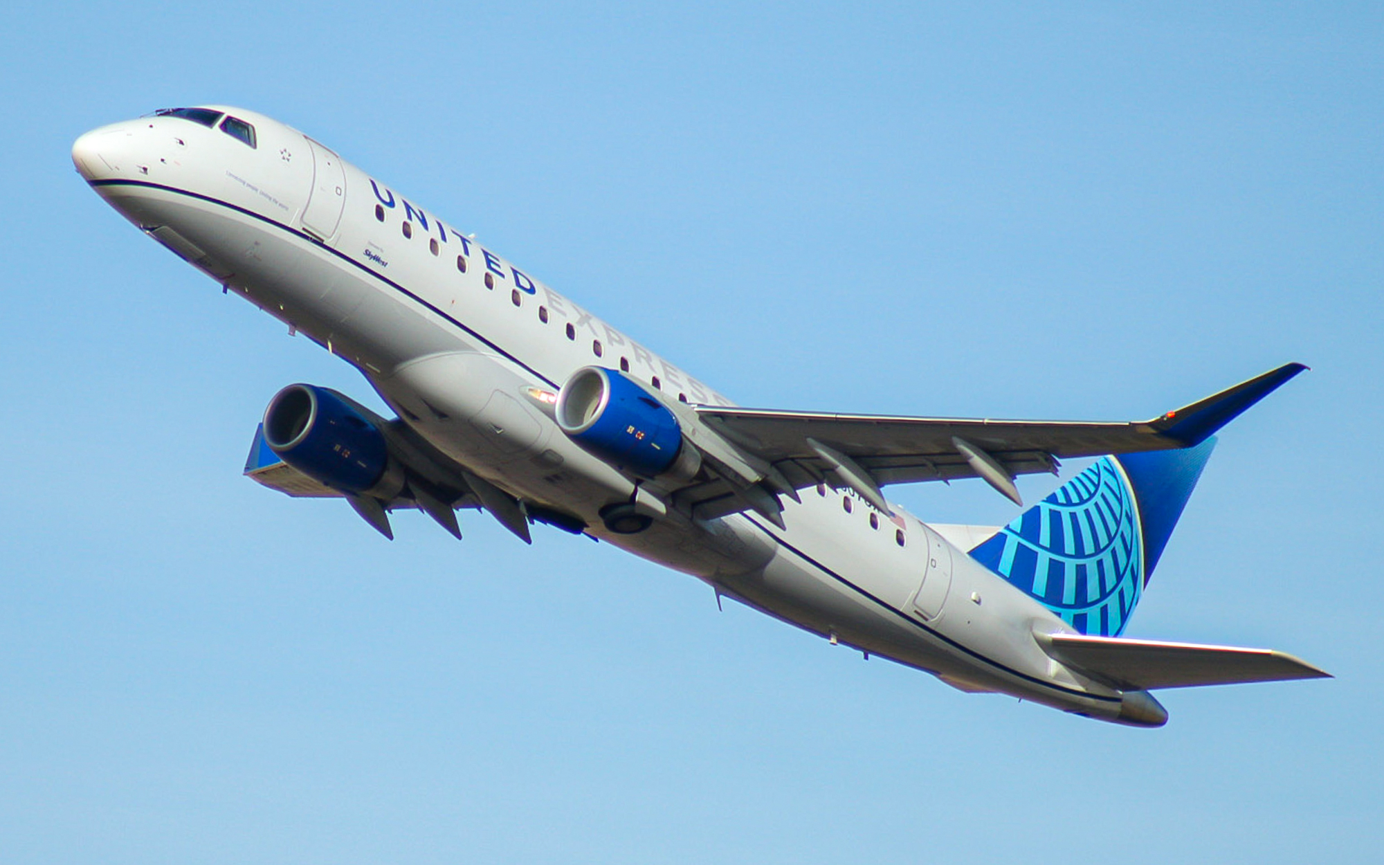 Full size: United Express Embraer E175 N607UX at Eagle County Regional Airport