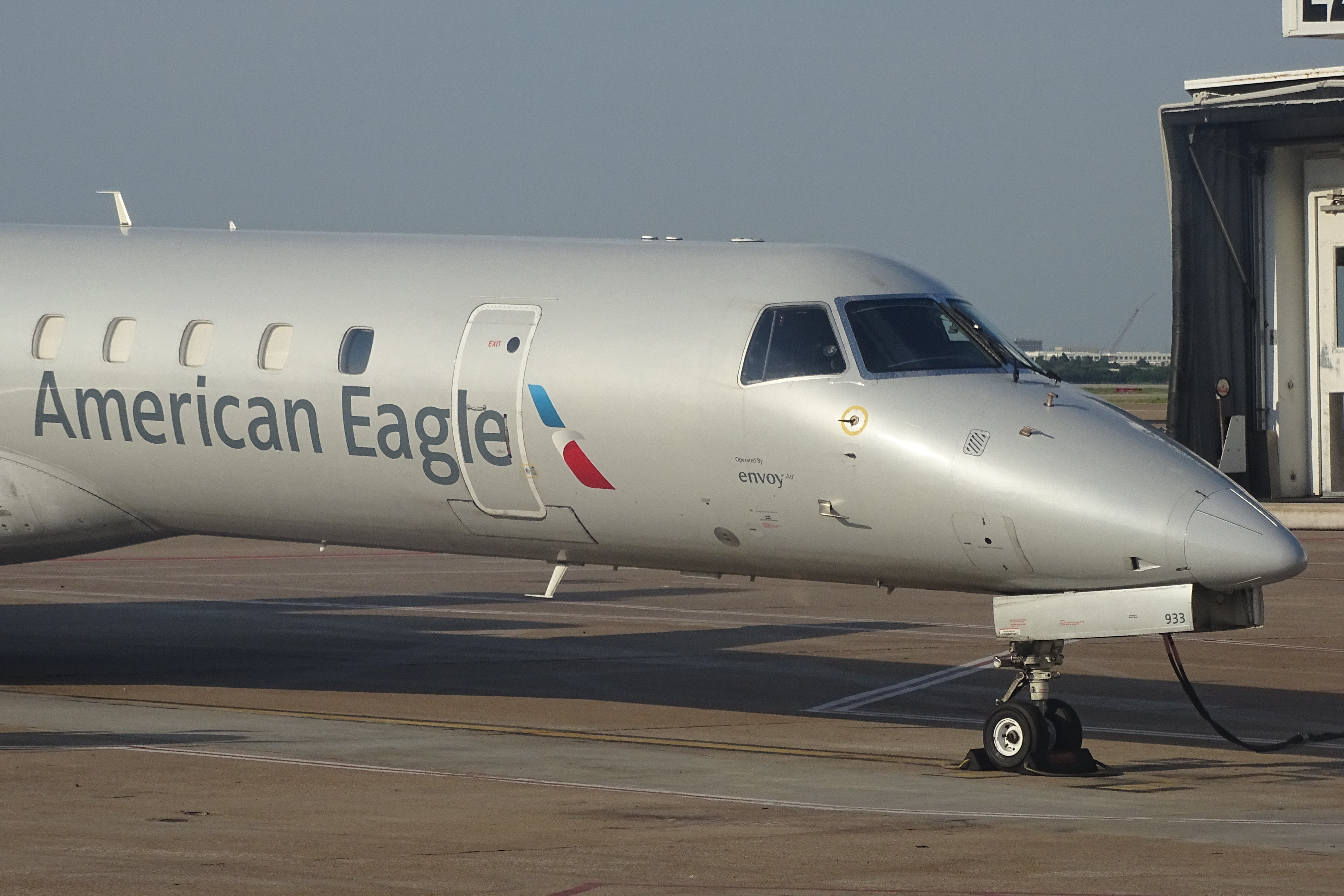Full size: American Airlines Embraer ERJ145 N933JN at Dallas-Fort Worth International Airport