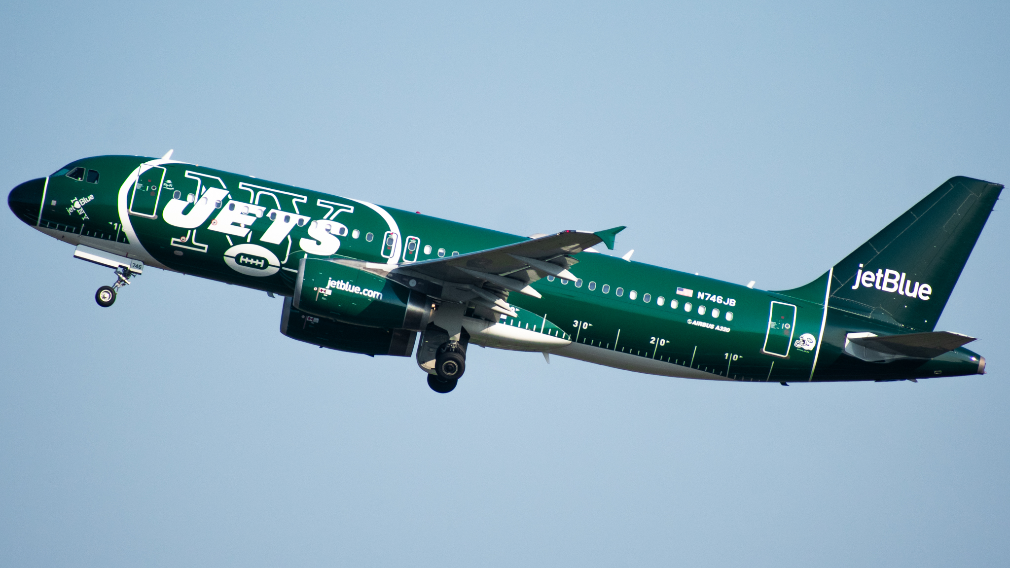 Full size: JetBlue Airways Airbus A320 N746JB at Bradley International Airport