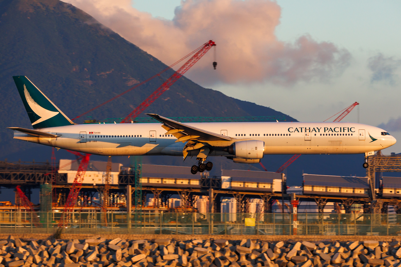 Full size: Cathay Pacific Boeing 777-300 B-HNG at Hong Kong International Airport