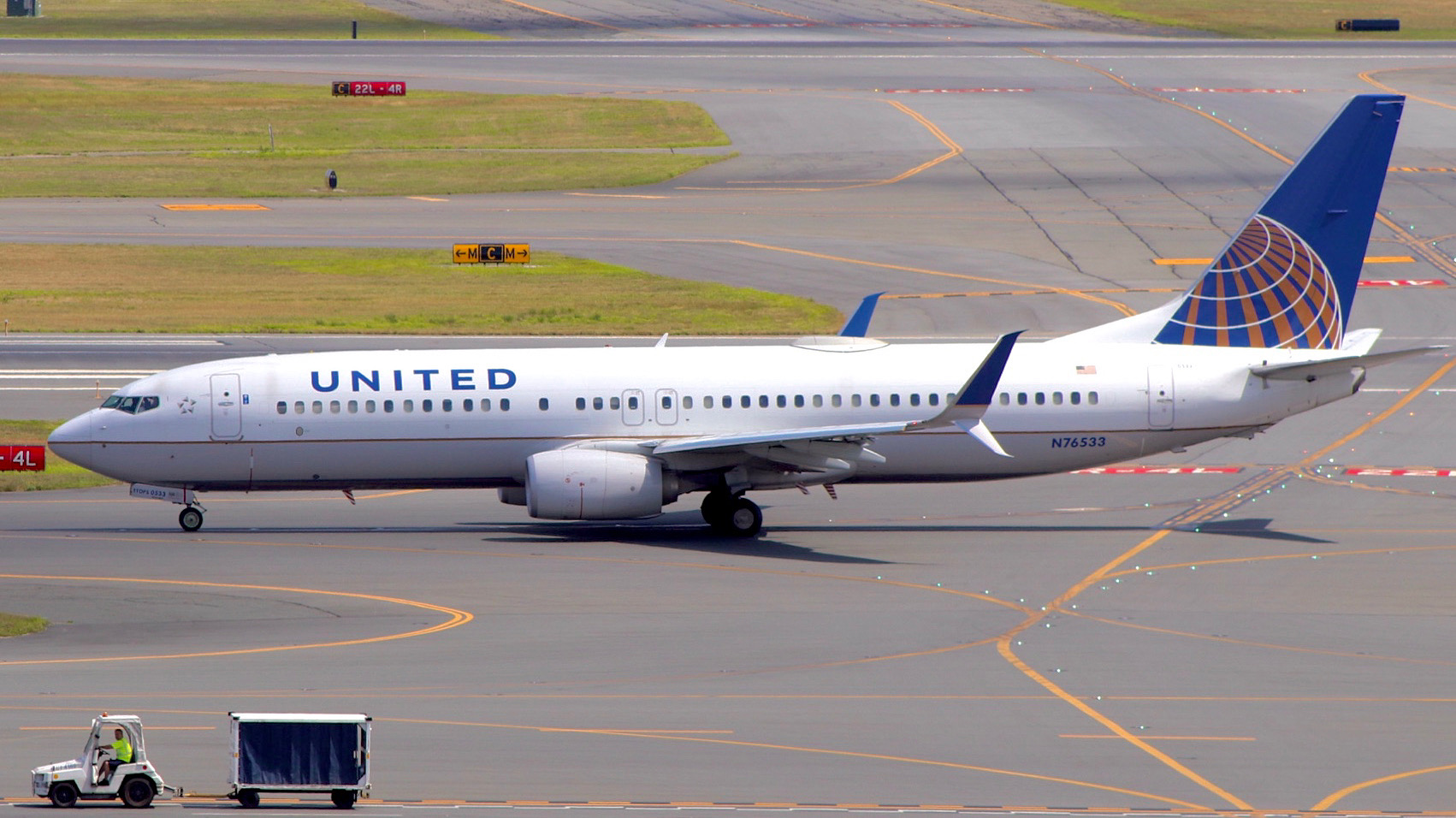 Full size: United Airlines Boeing 737-800 N76533 at General Edward Lawrence Logan International Airport