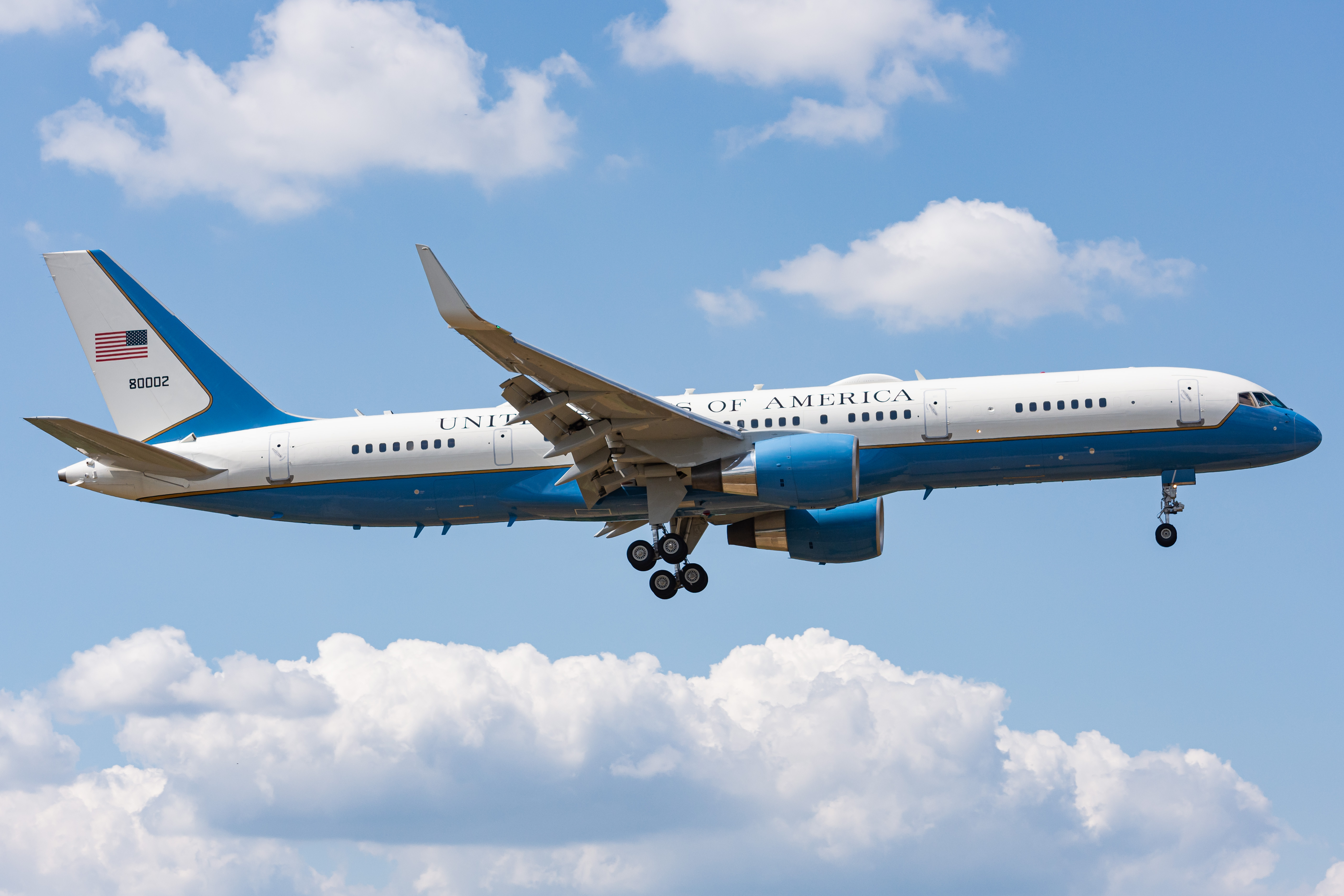 Full size: United States Air Force Boeing C-32 98-0002 at Philadelphia International Airport