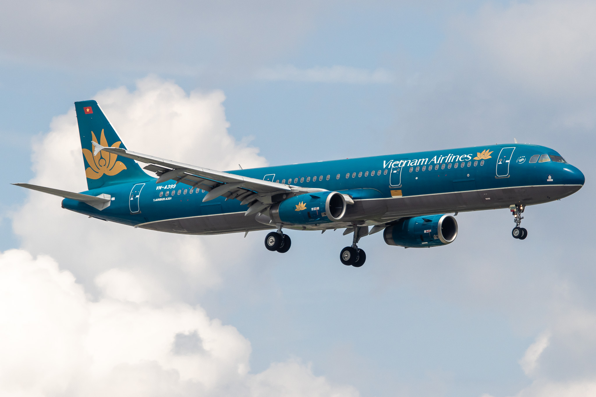 Full size: Vietnam Airlines Airbus A321-200 VN-A399 at Tan Son Nhat International Airport
