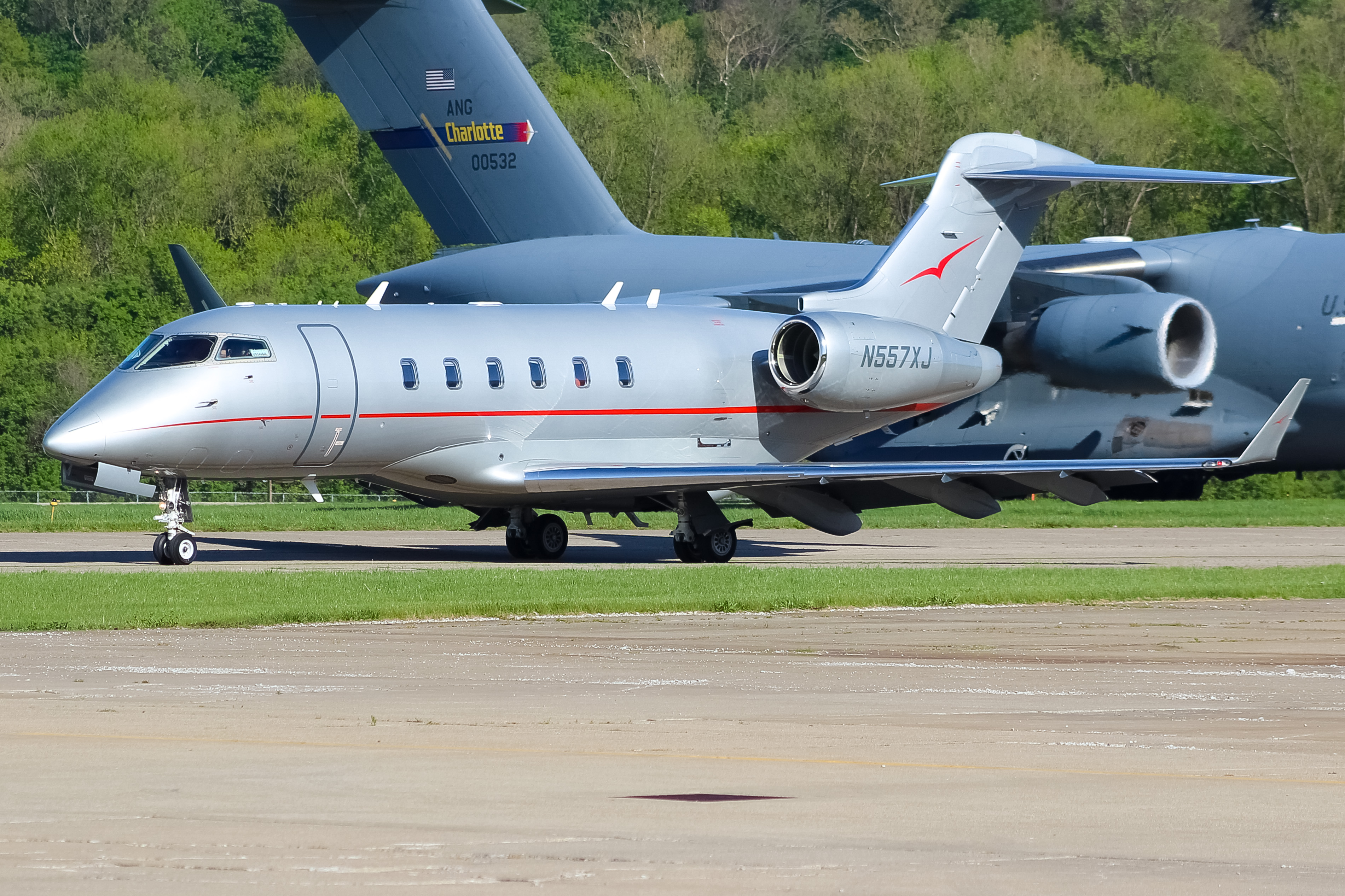 Full size: PRIVATE  Bombardier Challenger 350  N557XJ at Cincinnati Municipal Airport/Lunken Field