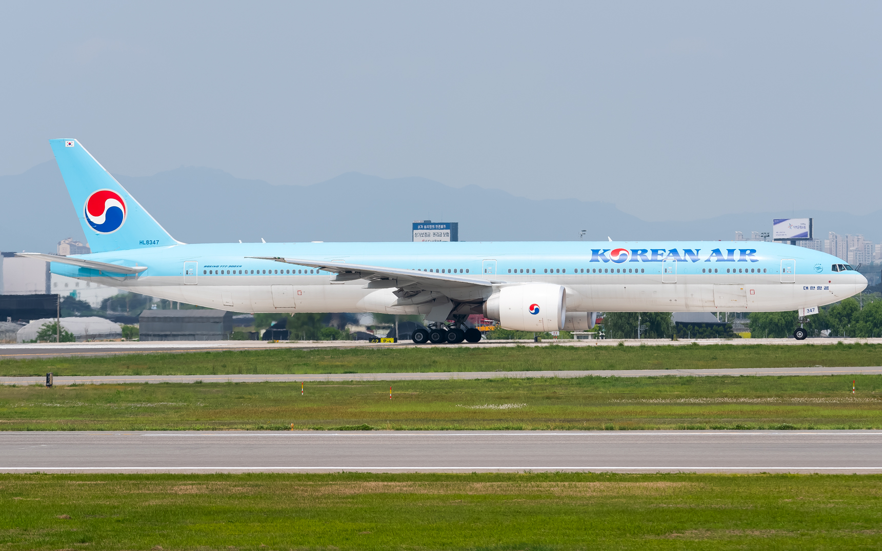 Full size: Korean Air Boeing 777-300ER HL8347 at Seoul-Gimpo International Airport