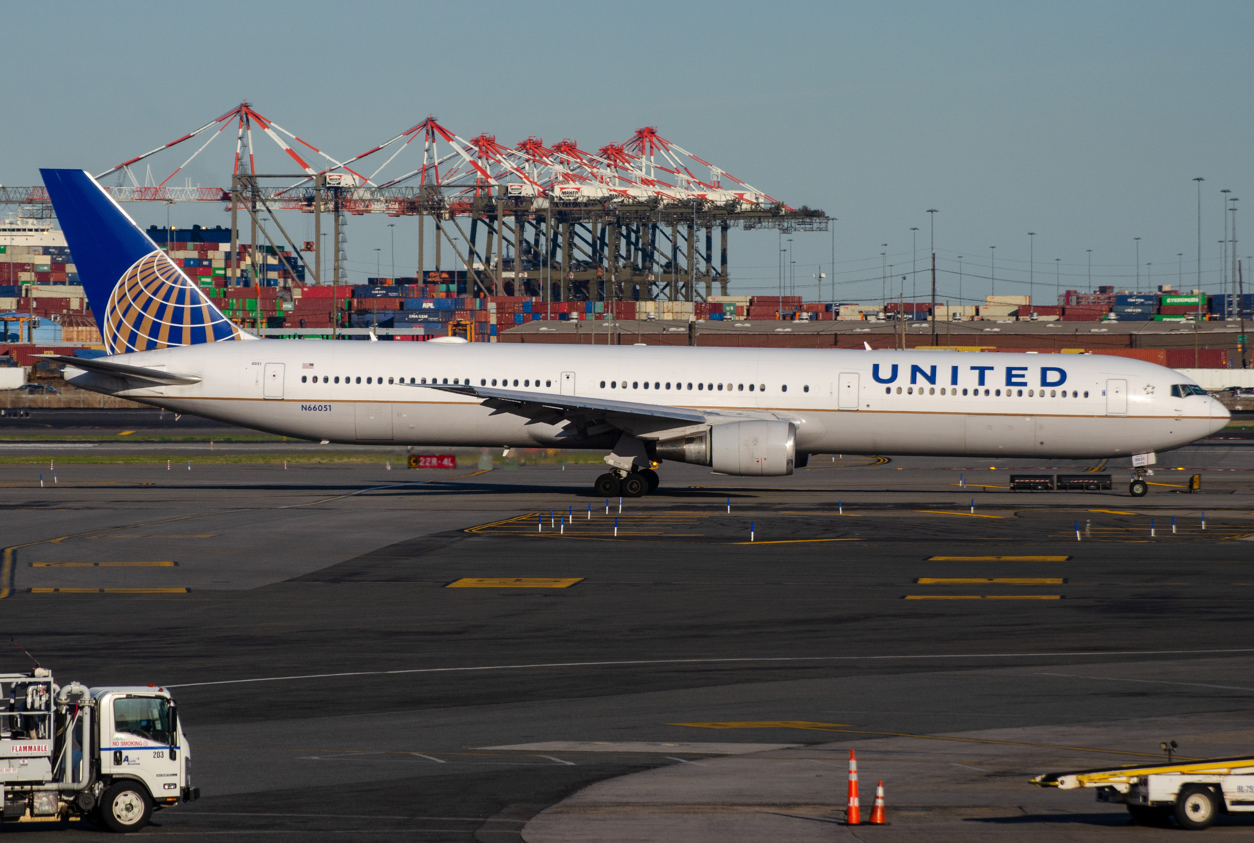 Full size: United Airlines Boeing 767-400ER N66051 at Newark Liberty International Airport