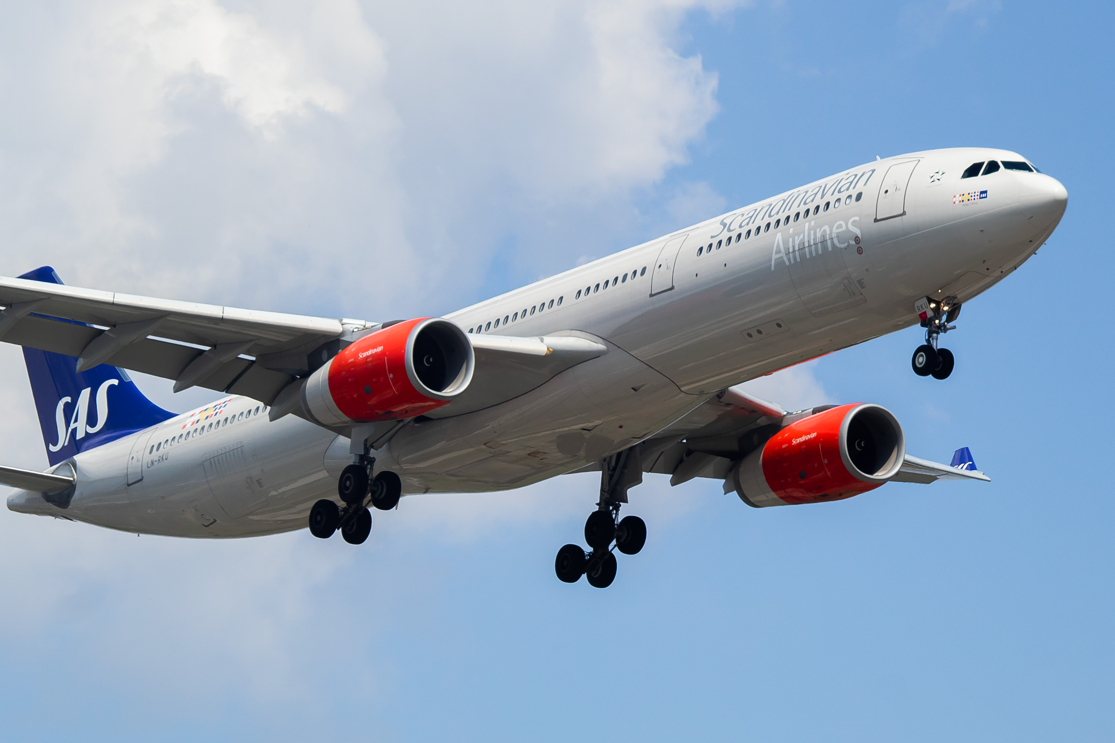 Full size: SAS Airbus A330-300 LN-RKU at Newark Liberty International Airport