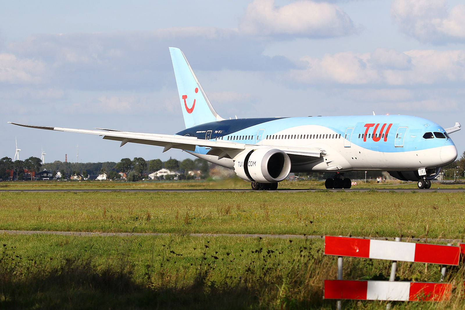 Full size: TUI Fly Boeing 787-8 PH-TFJ at Amsterdam Schiphol Airport