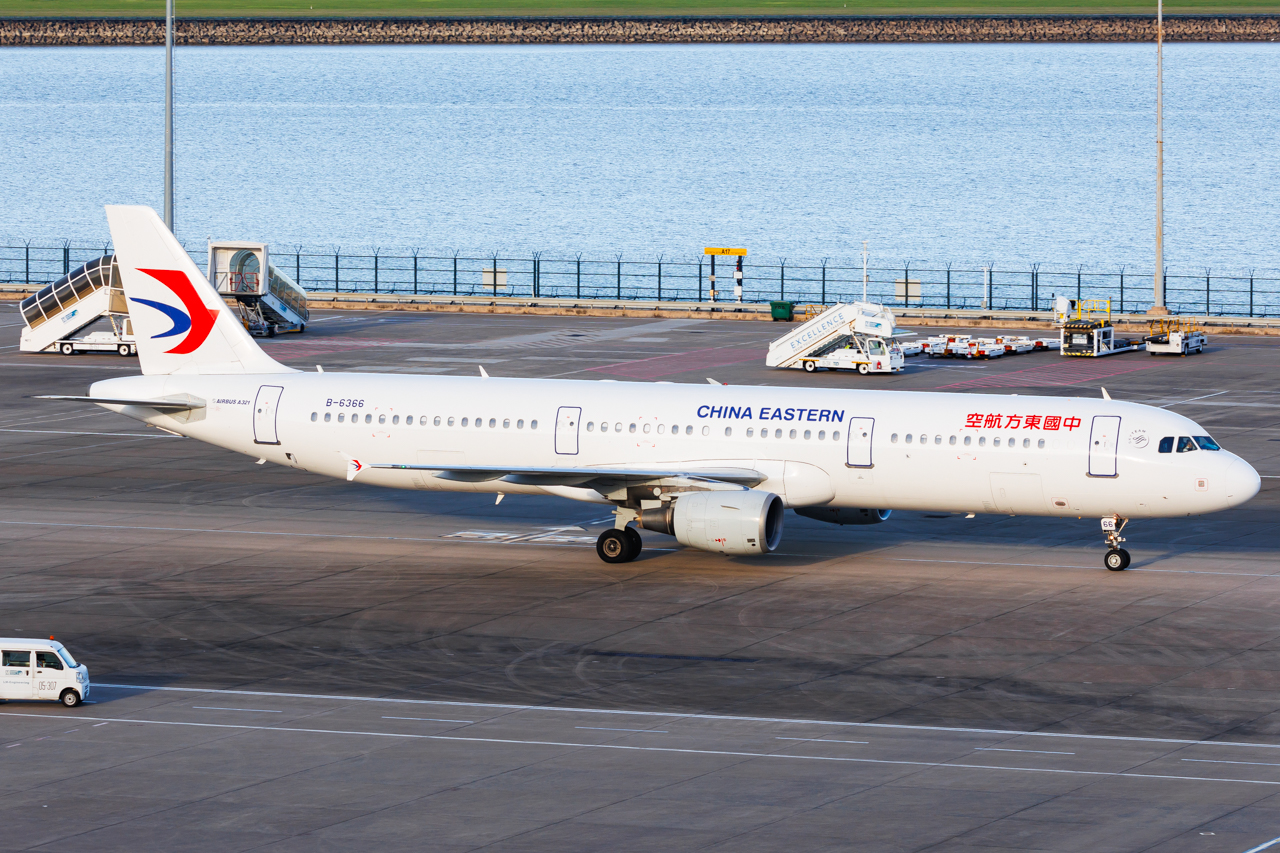 Full size: China Eastern Airlines Airbus A321-200 B-6366 at Macau International Airport